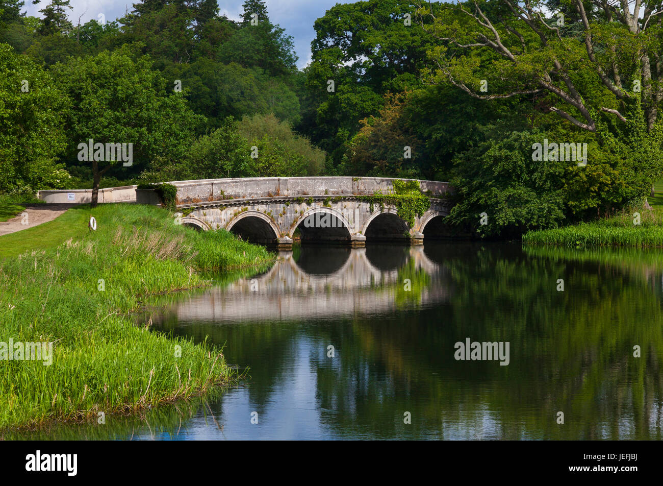 Ponte sul Fiume Rye parte del migliore esempio in Irlanda di una residenza georgiana-creato il parco paesaggio. Casa di cartone di Maynooth, nella contea di Kildare, IRE Foto Stock