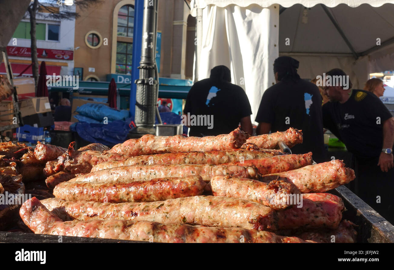 Barbecue argentino, asado del chorizo salsicce cottura alla griglia, in corrispondenza di una street market alimentare. Spagna. Foto Stock