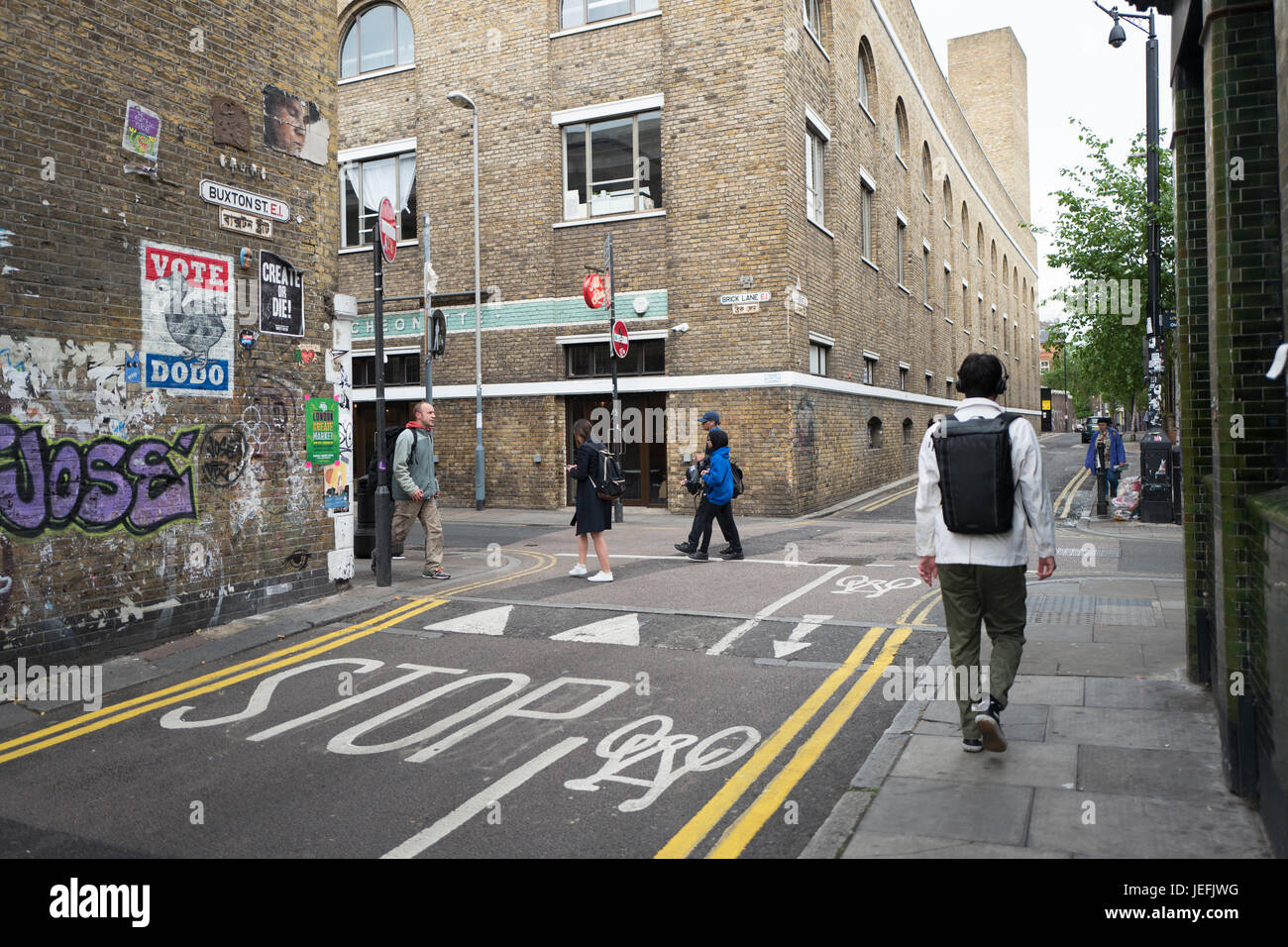 Il crocevia di Brick Lane e Quaker Street in Spitalfields, mattina pendolari Foto Stock