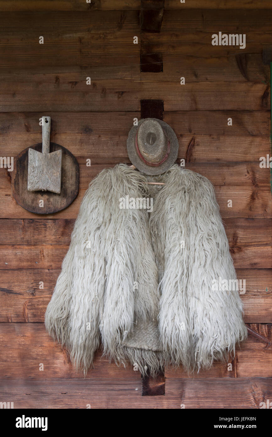 Un costume tipico appeso al di fuori di una casa in legno nella regione Maramures Foto Stock