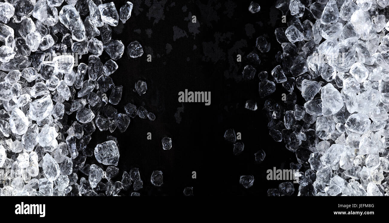 Pezzi di ghiaccio frantumato i cubi su sfondo nero. Copia spazio, vista dall'alto Foto Stock