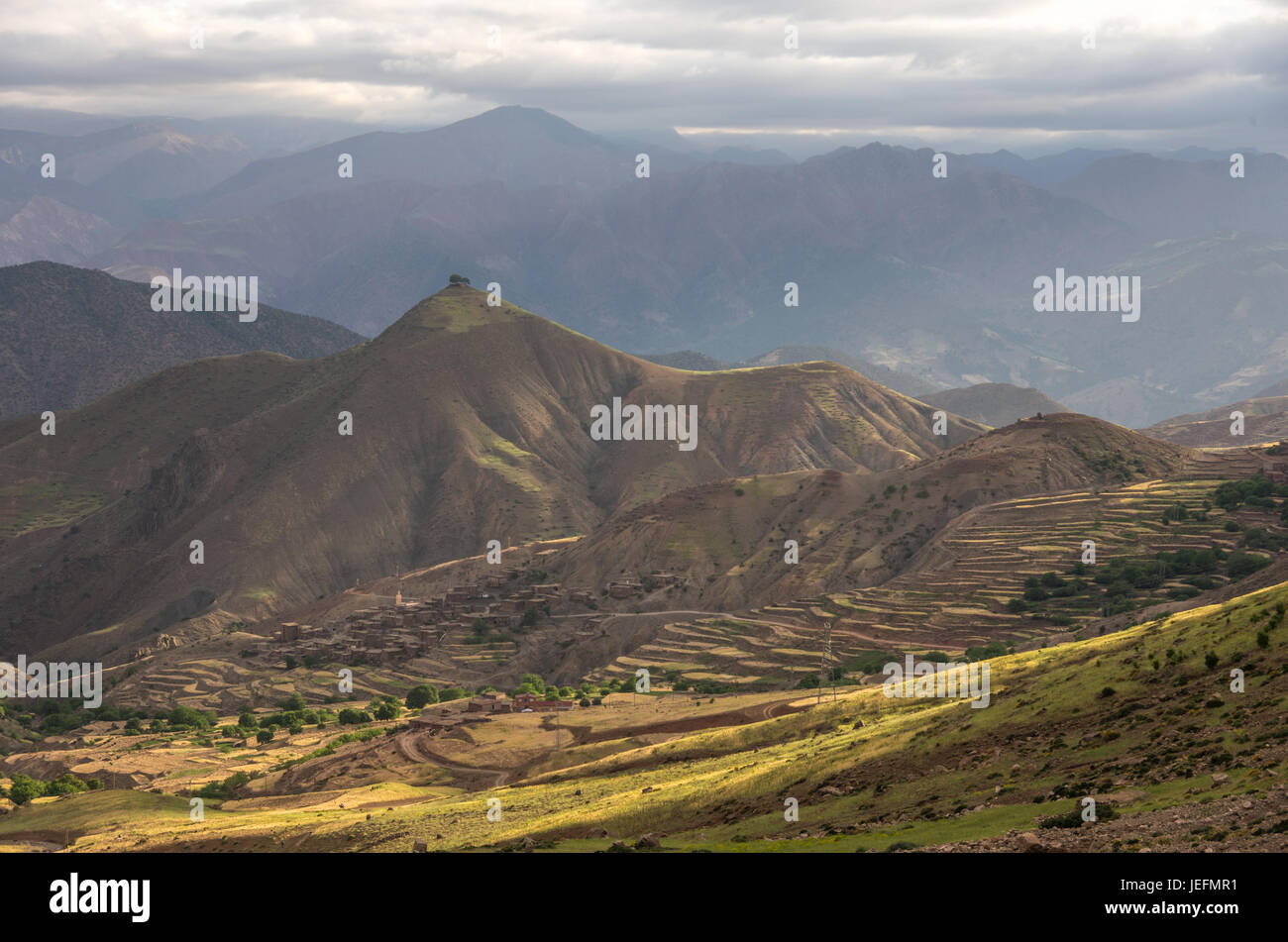 Vista panoramica della valle pittoresca in Marocco l'Alto Atlante mountain range, Africa Foto Stock
