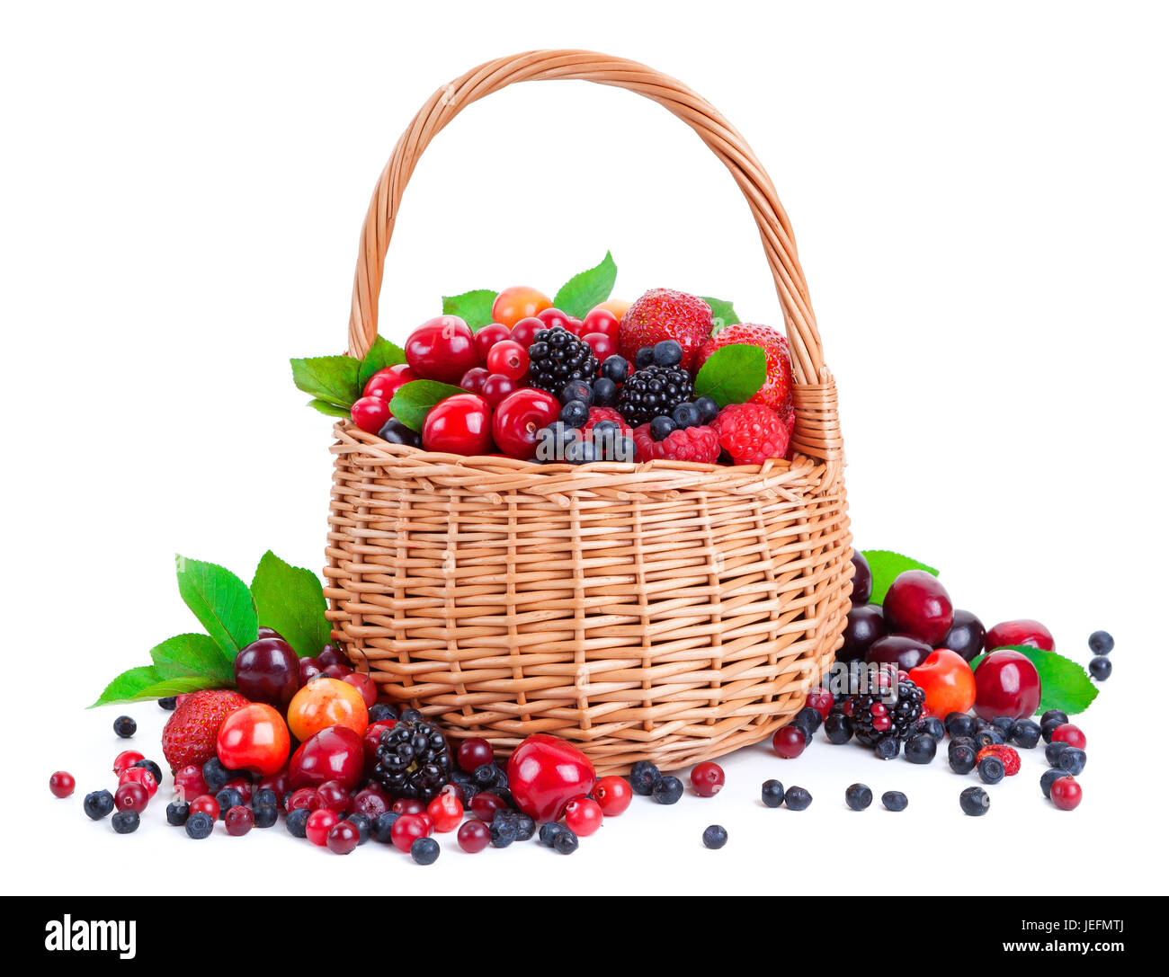 Frutti di bosco freschi nel cestello isolato su sfondo bianco Foto Stock