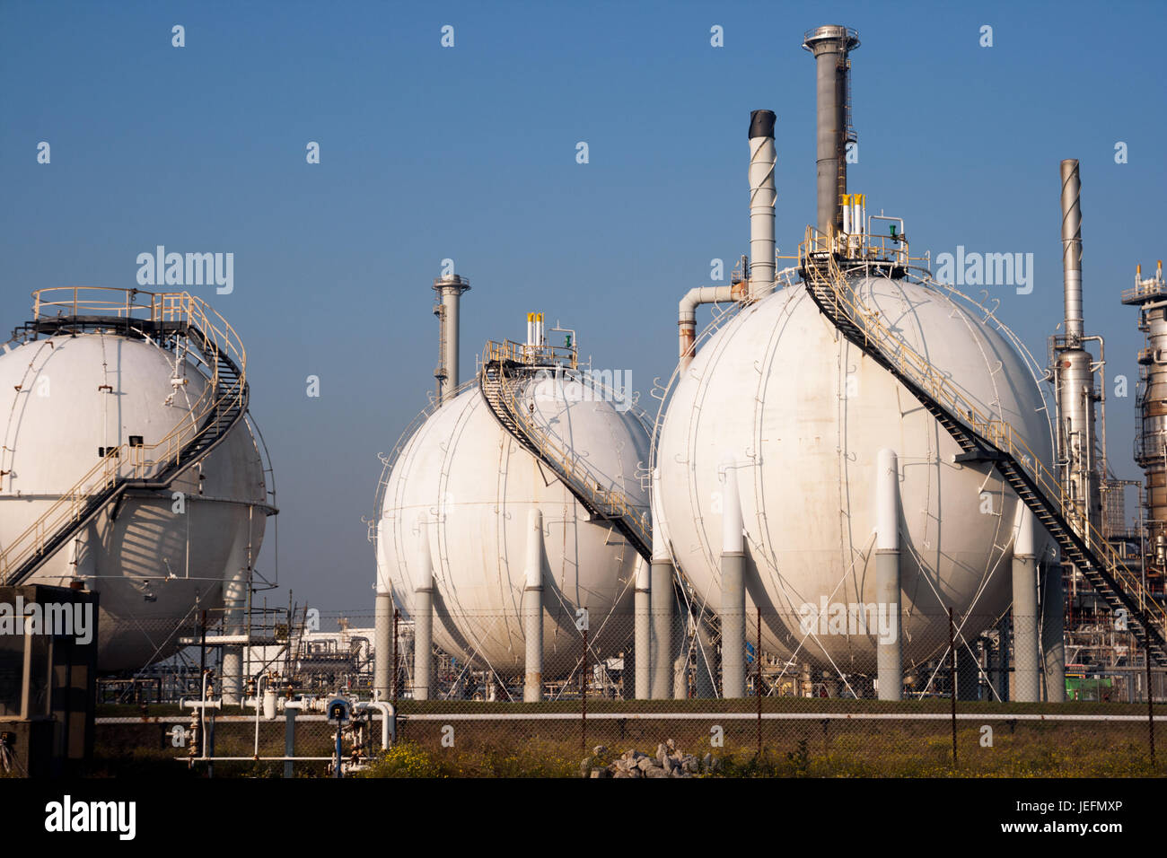 Sferica serbatoio gas farm in una raffineria di petrolio. Foto Stock