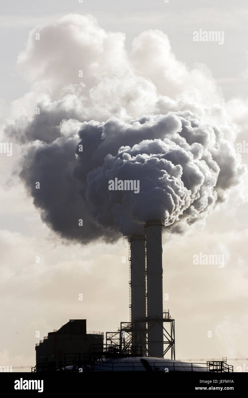 Inquinamento atmosferico da pianta di potere camini. Foto Stock