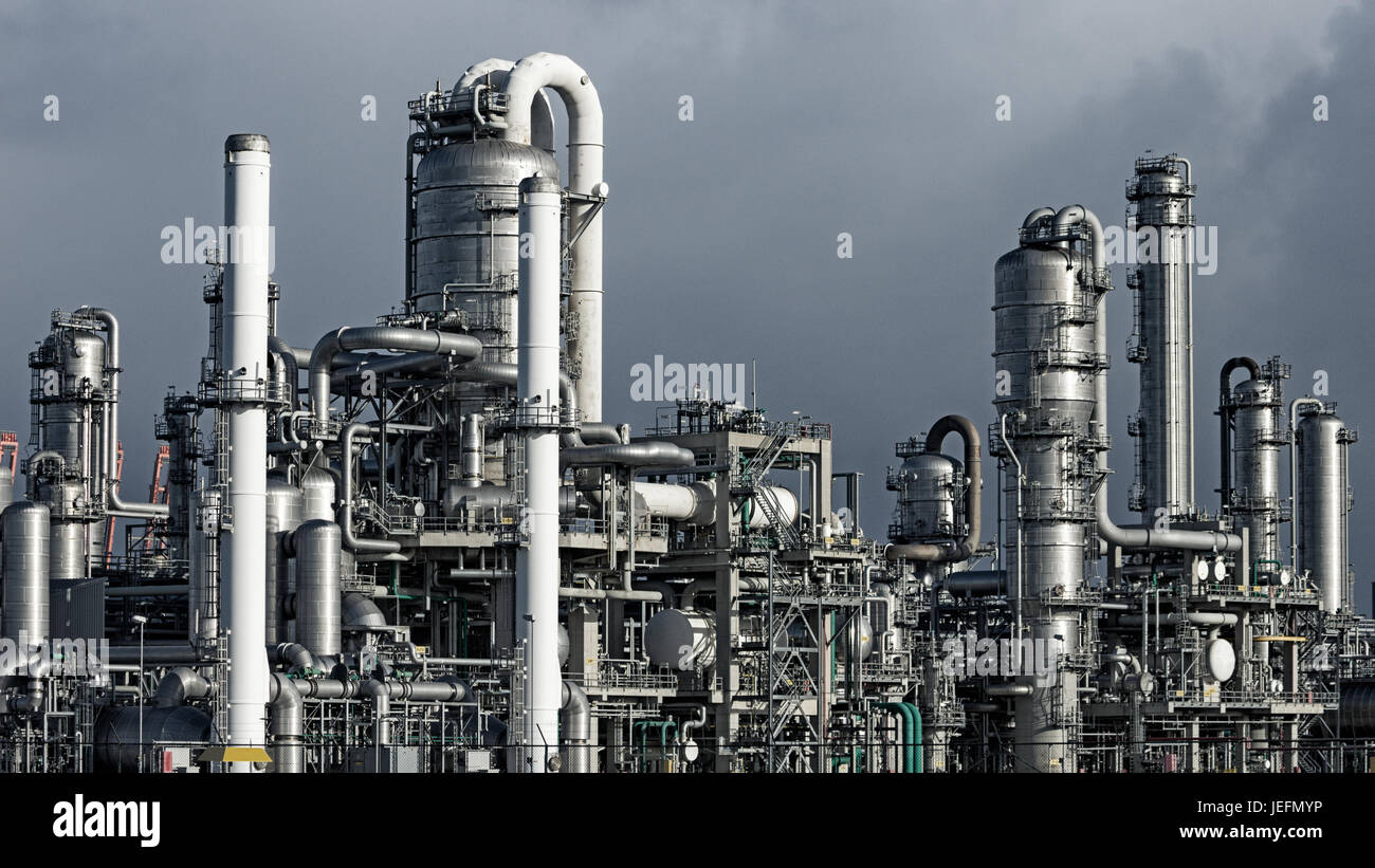 Le tubazioni ad una industria petrolchimica impianto industriale Foto Stock