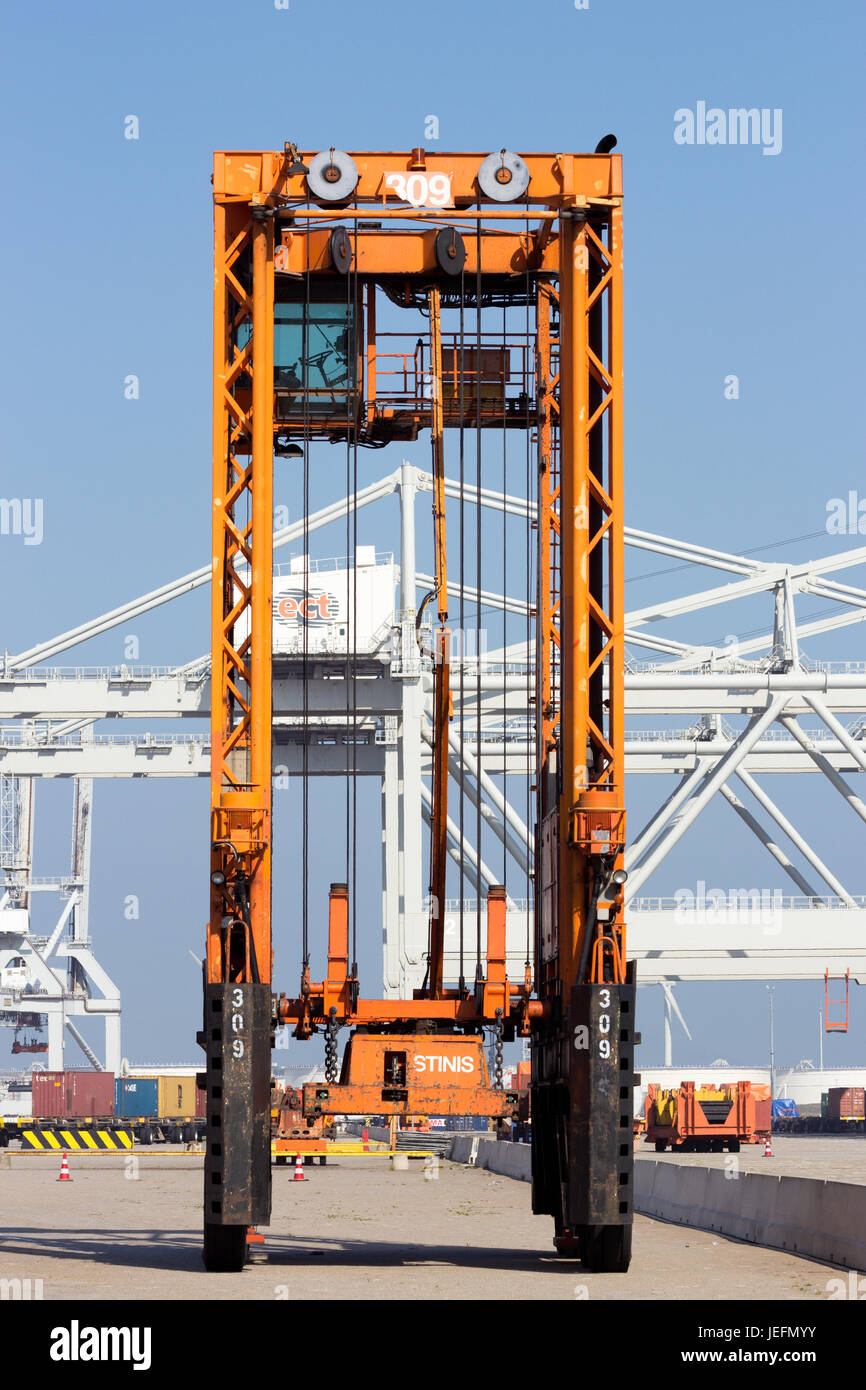 ROTTERDAM - Settembre 6, 2015: "straddle carrier in un terminale marittimo nel porto di Rotterdam Foto Stock