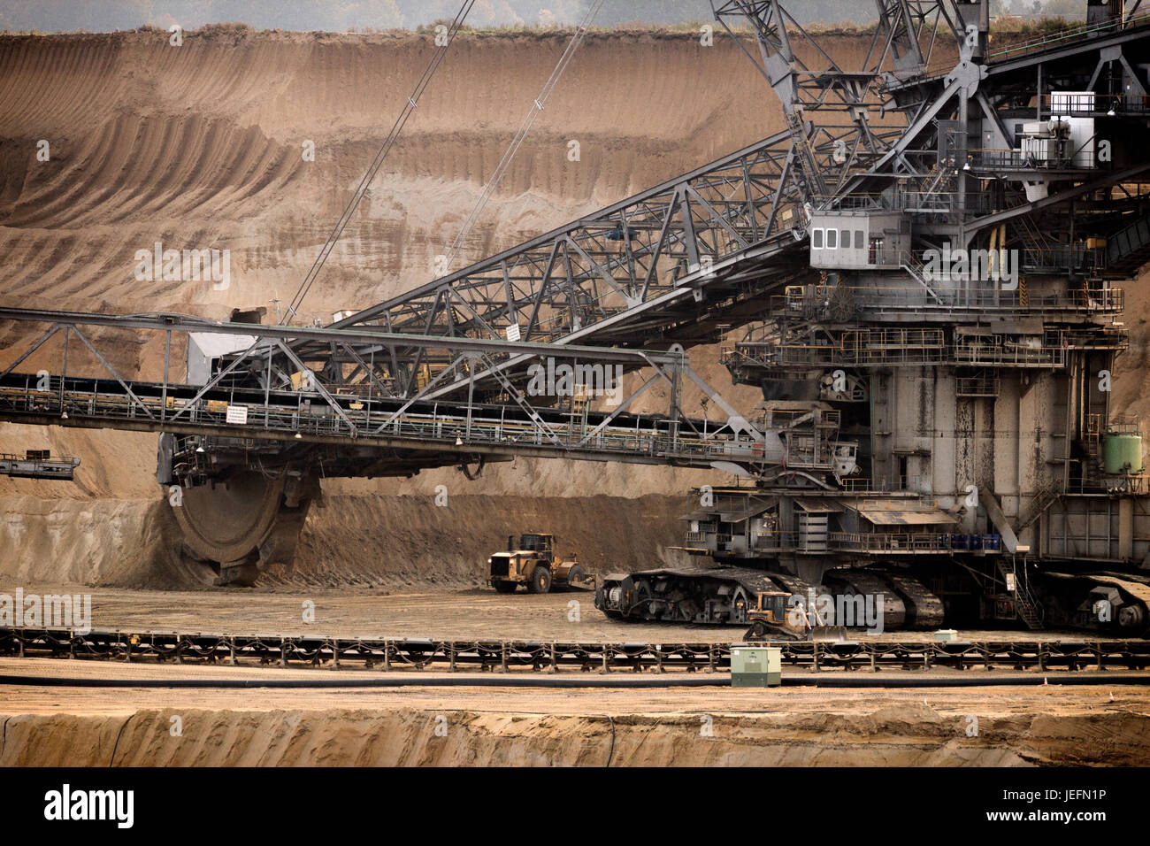 Enorme benna-escavatore a ruote in un carbone marrone fossa aperta industria mineraria Foto Stock