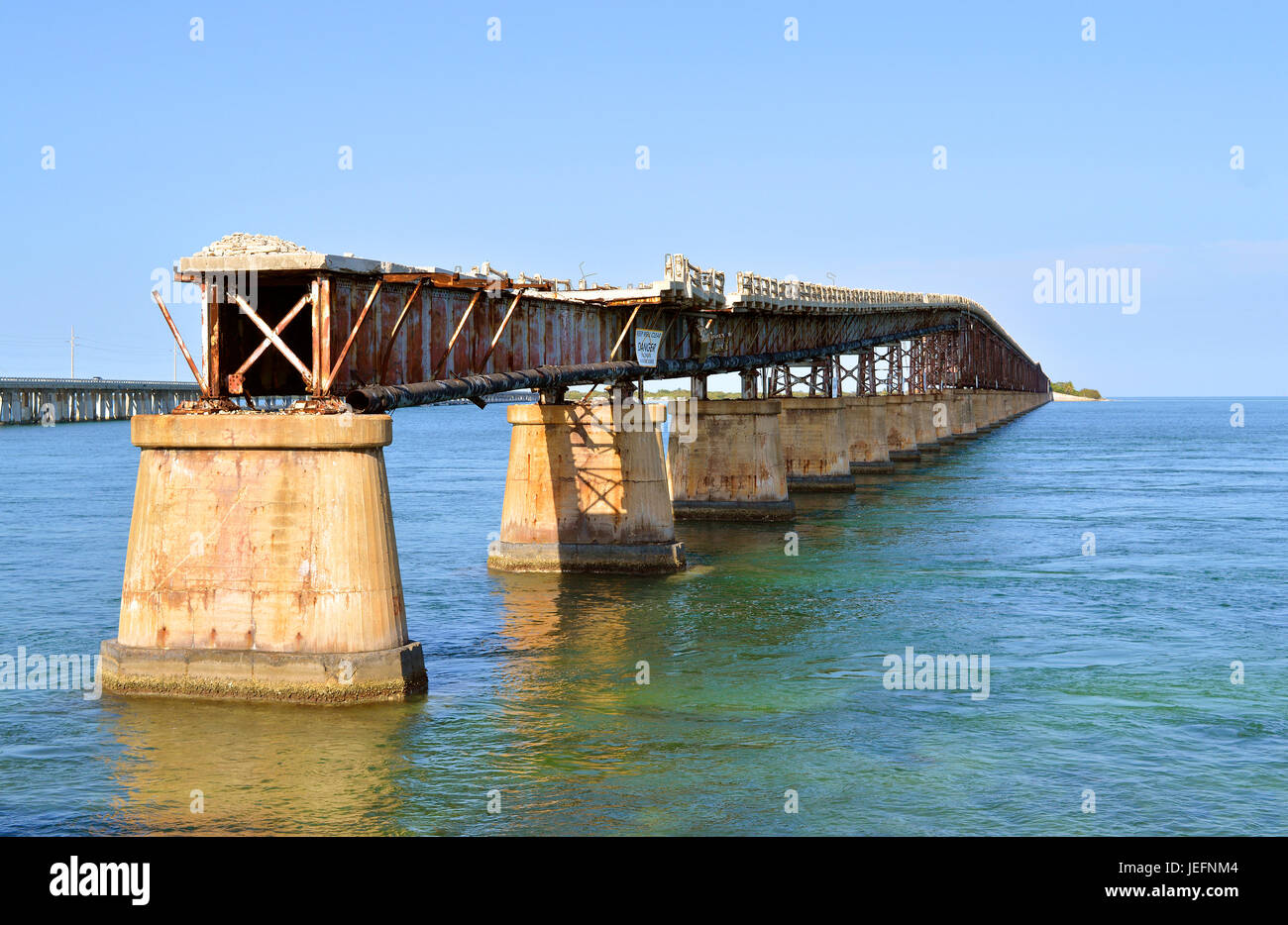 Bahia Honda su strada e per ferrovia ponte un ponte abbandonato in basso a Florida Keys Foto Stock