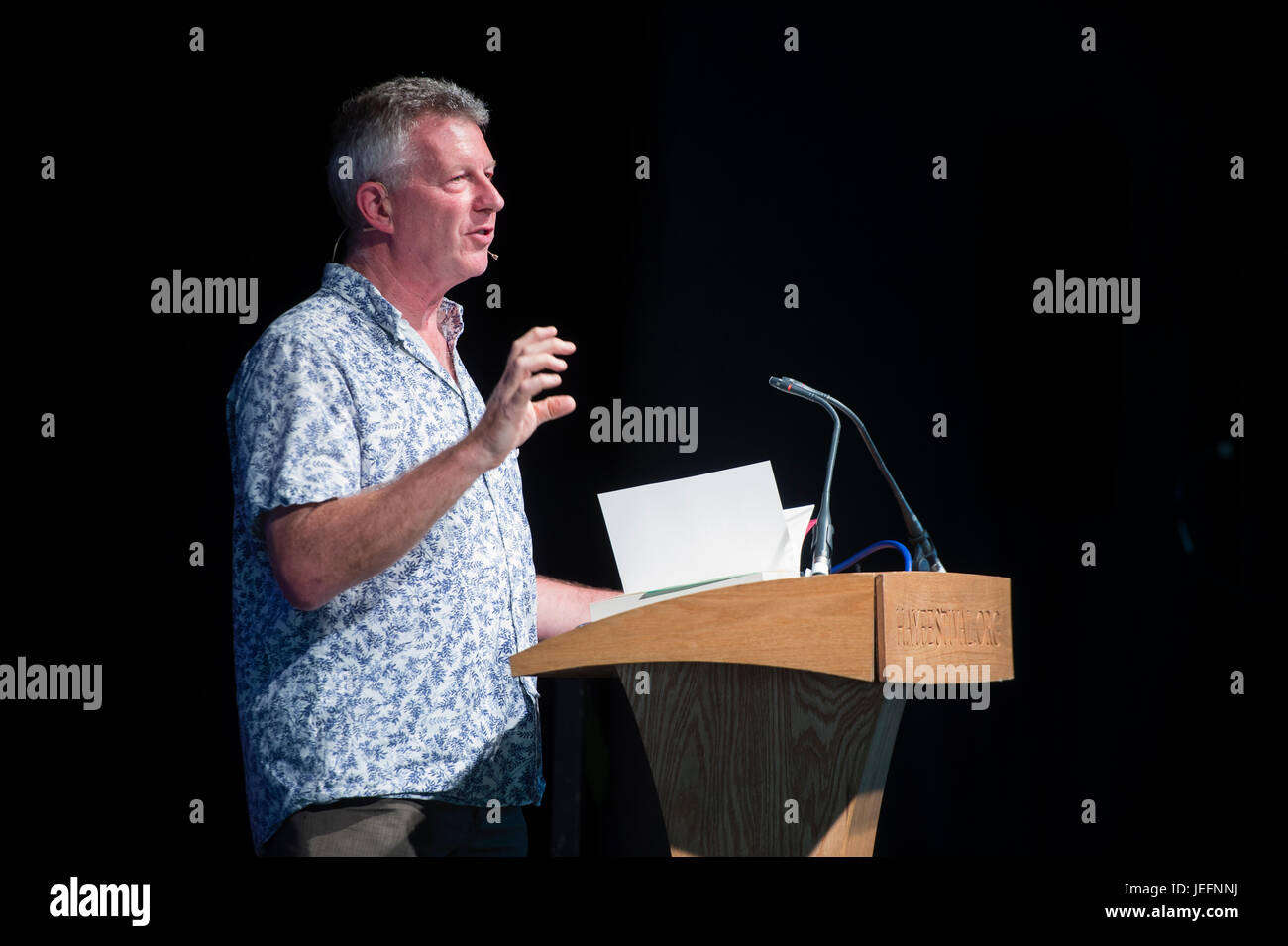 STEPHEN MOSS, ex Springwatch presenter e natura scrittore , autore di "Wonderland - un anno di Gran Bretagna la fauna selvatica, di giorno in giorno', al 2017 Hay Festival della letteratura e delle arti, Hay on Wye, Wales UK Foto Stock