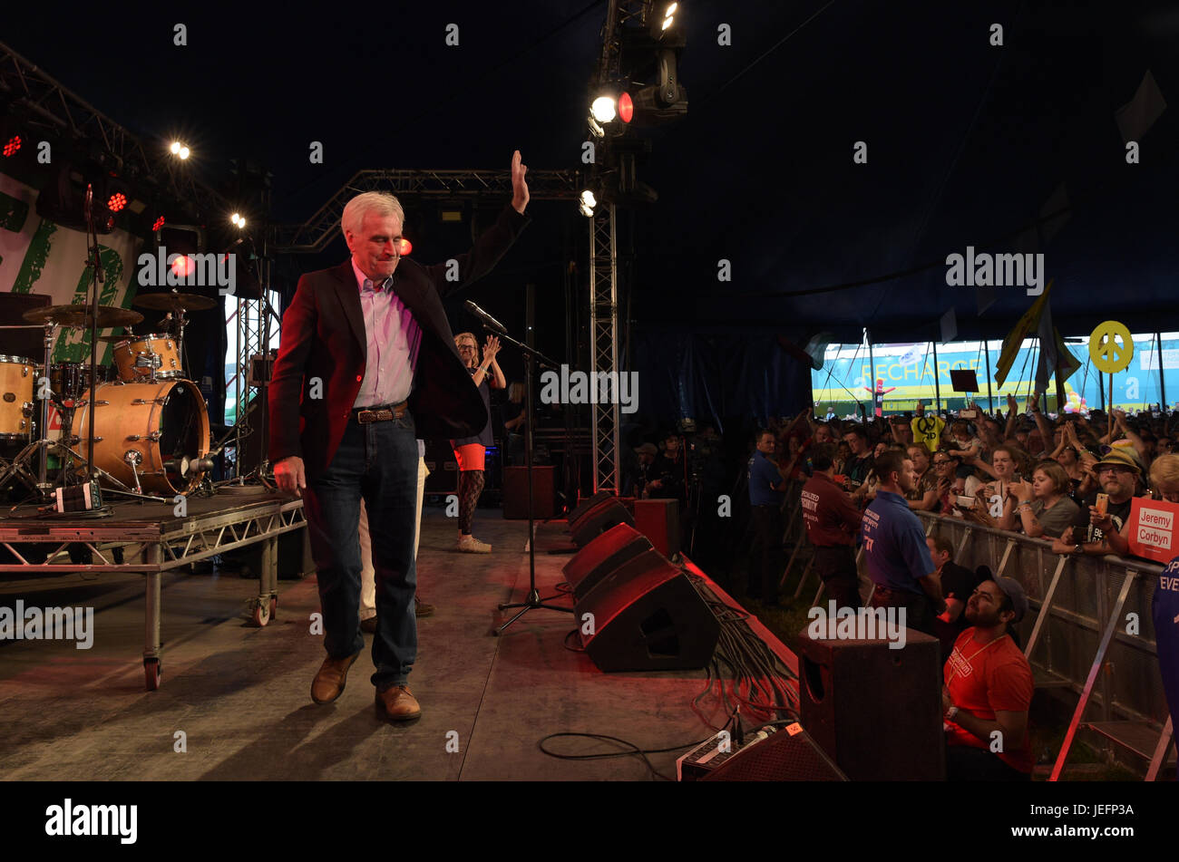 Cancelliere ombra John McDonnell dopo aver affrontato la folla dal palco a LeftField a Glastonbury Festival, presso l'azienda agricola degna in Somerset. Foto Stock