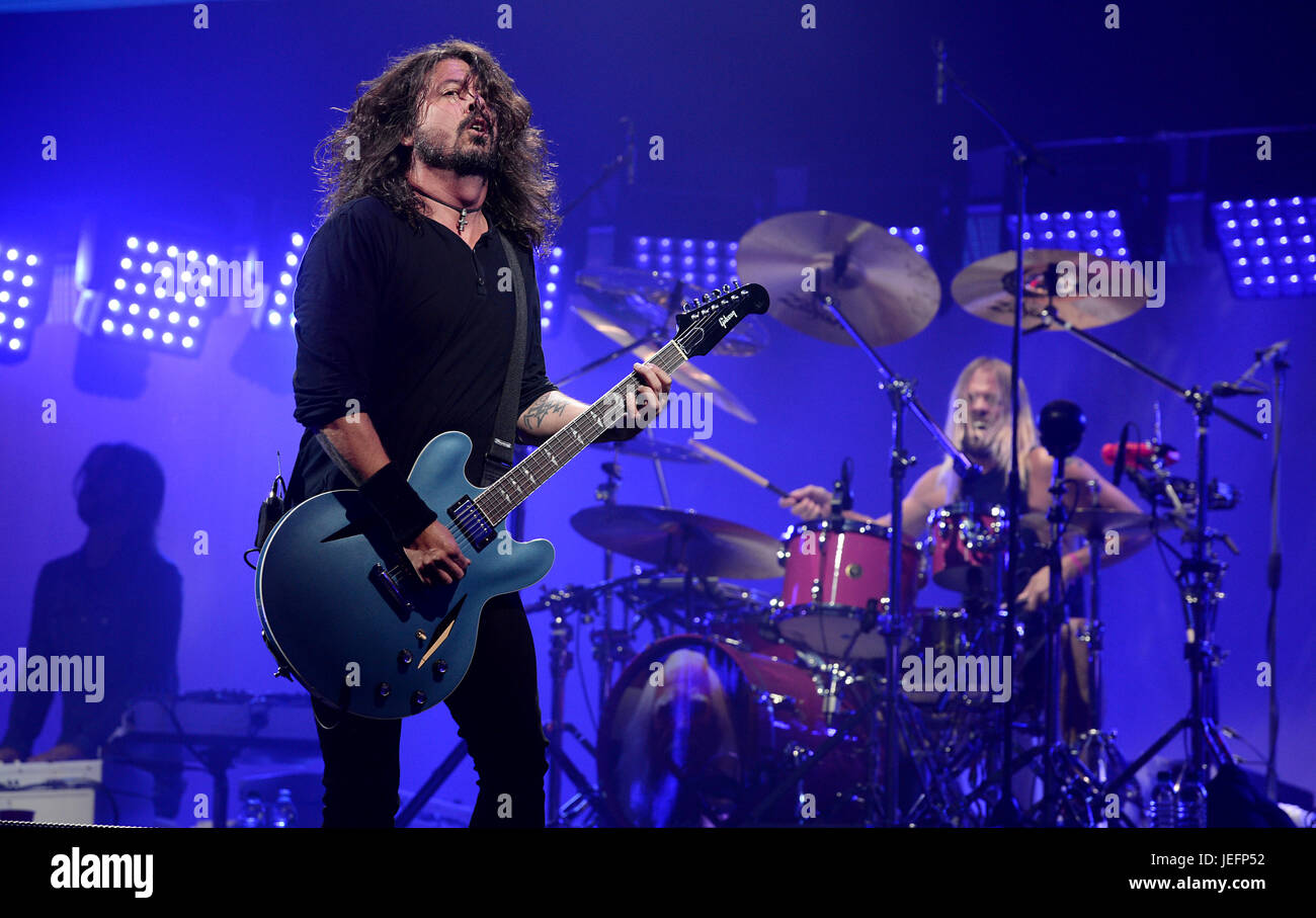 Dave Grohl dei Foo Fighters esegue sul palco Pyrmaid presso il festival di Glastonbury, presso l'azienda agricola degna in Somerset. Foto Stock