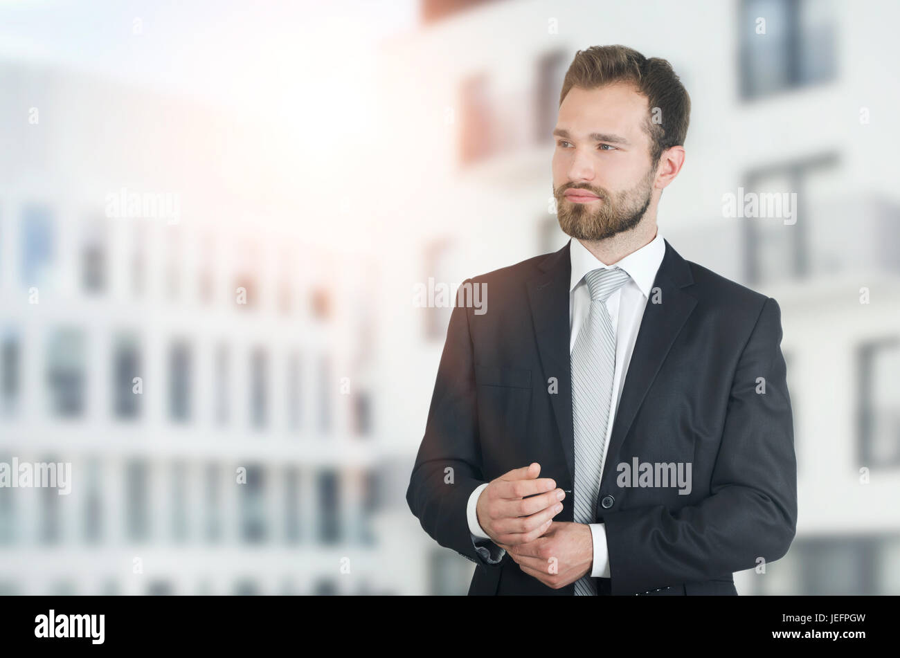 Giovane imprenditore della tuta con città in background. imprenditore appartamento bello stile città popolazione caucasica concetto felice Foto Stock