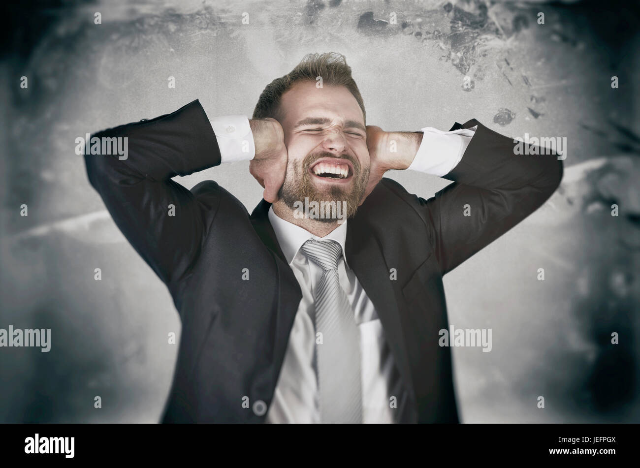 Imprenditore odia il suo lavoro, urlando e coprendo le sue orecchie. arrabbiato imprenditore stress lavoro lavoro furiosa business il concetto di sovraccarico Foto Stock