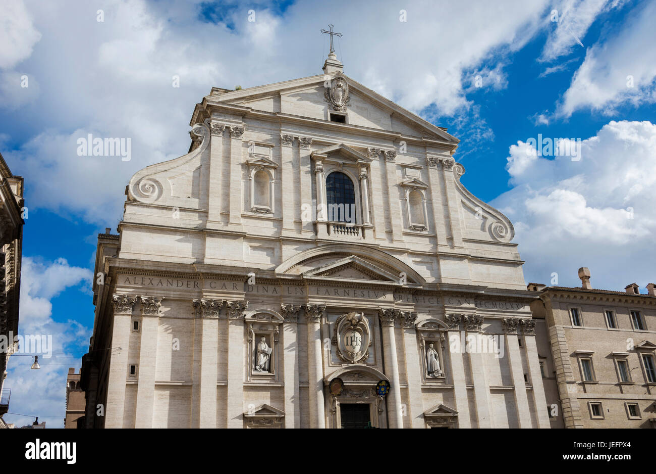 La chiesa del Santissimo Nome di Gesù il manierismo e chiesa barocca facciata con belle nuvole nel centro storico di Roma Foto Stock