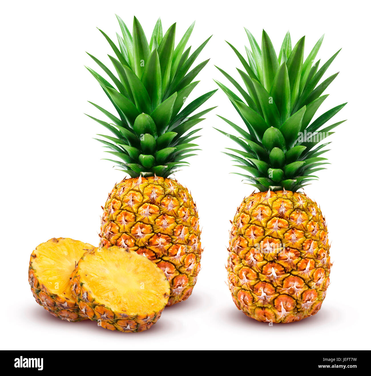 Ananas isolato. Intero e fette di ananas isolati su sfondo bianco Tracciato di ritaglio Foto Stock
