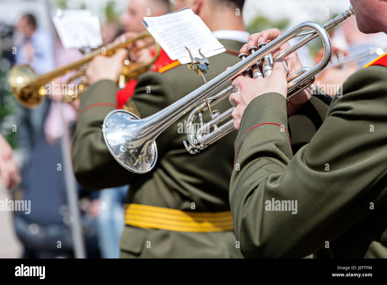 Musicista di ottone militare orchestra che suona la tromba durante la sfilata Foto Stock