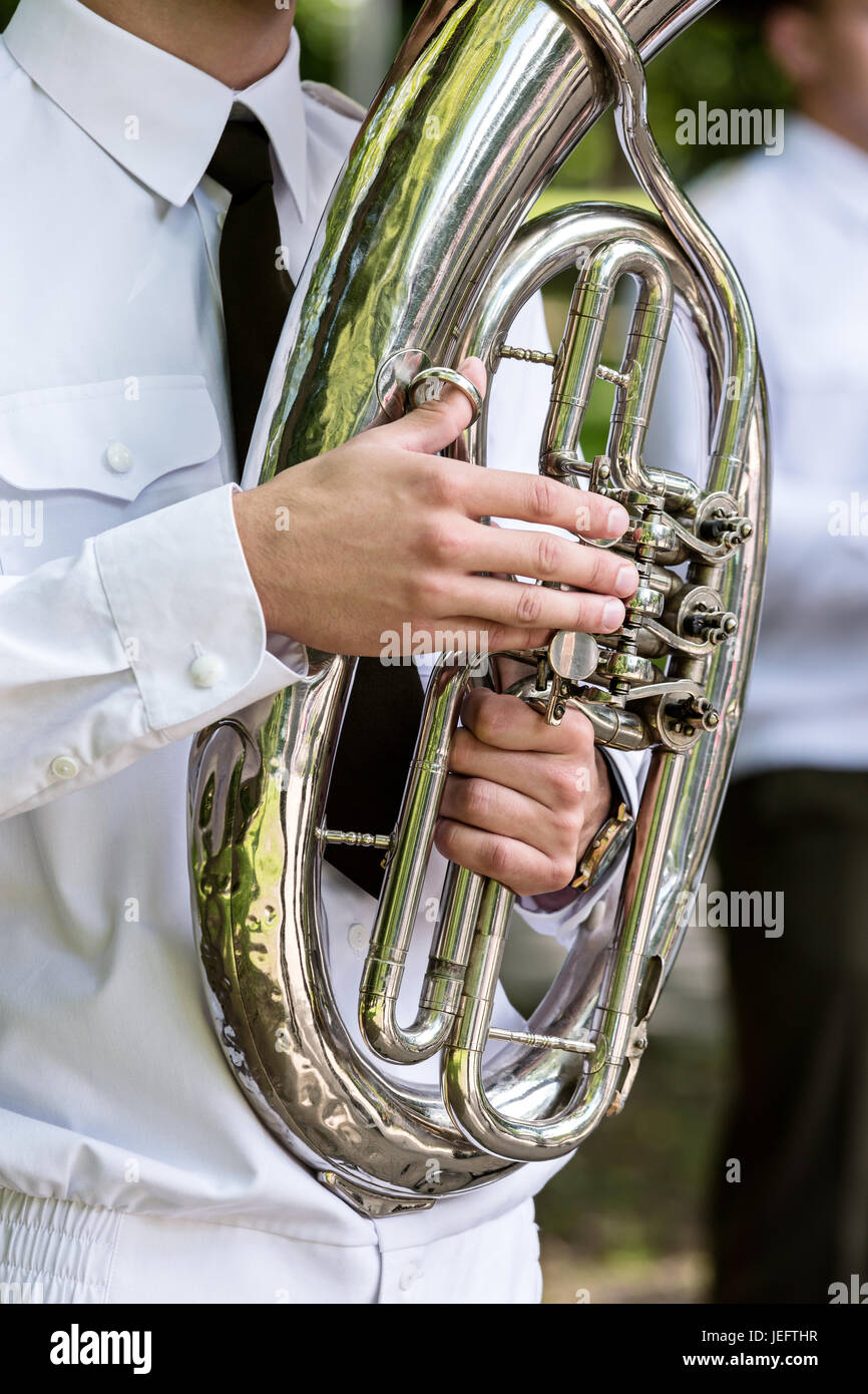 Musicista militare in bianco uniforme riproduzione su tuba. bande di ottoni fest. Foto Stock