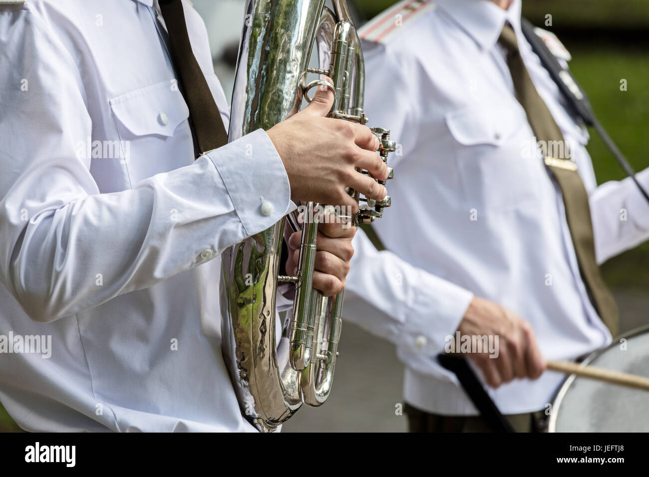 Musicista di militari orchestra che suona la tuba durante fasce di ottone fest Foto Stock