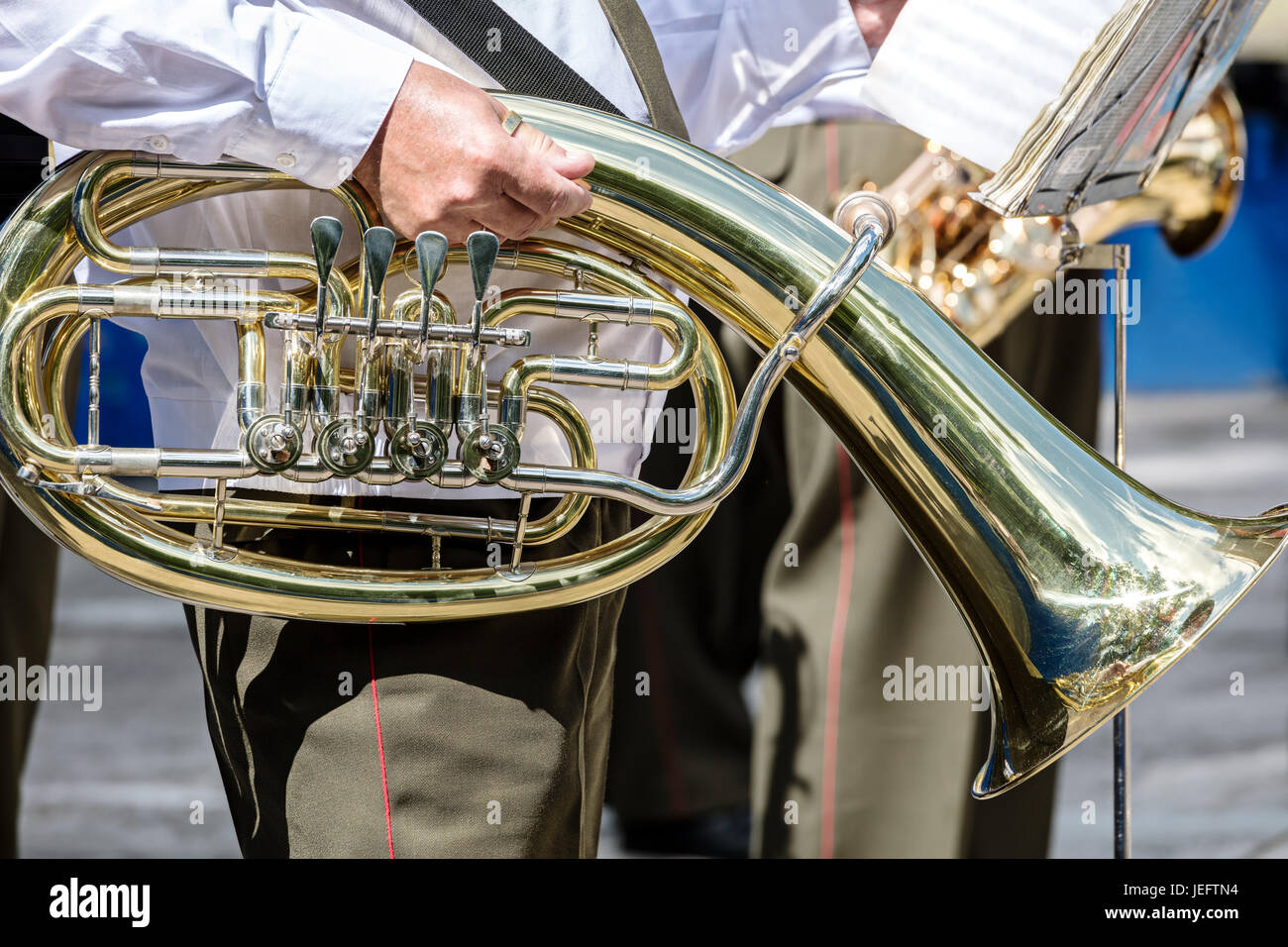 Musicista di militari orchestra in ottone azienda tuba in mano Foto Stock