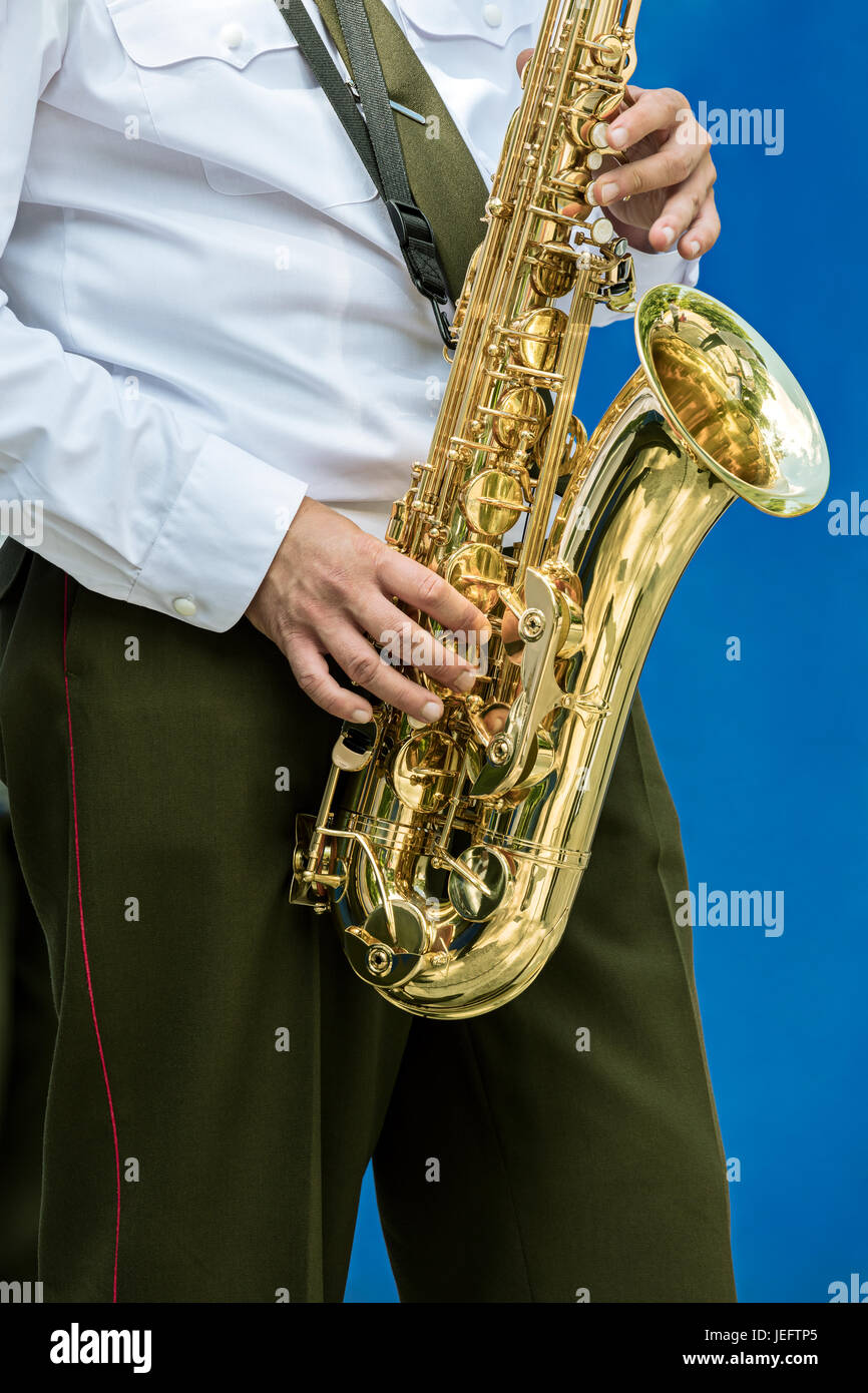 Militari di brass band musicista con il sassofono nelle sue mani, primo piano Foto Stock