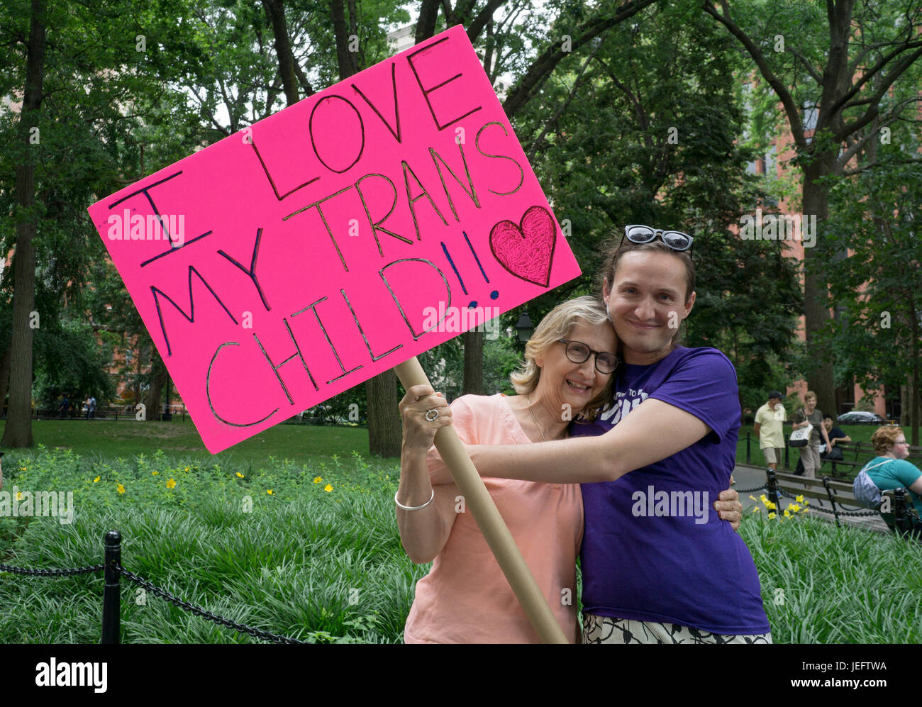 Una madre con un segno di sostegno trans sua figlia al Trans giorno di azione nel rally di Washington Square Park nel Greenwich Village di New York Foto Stock