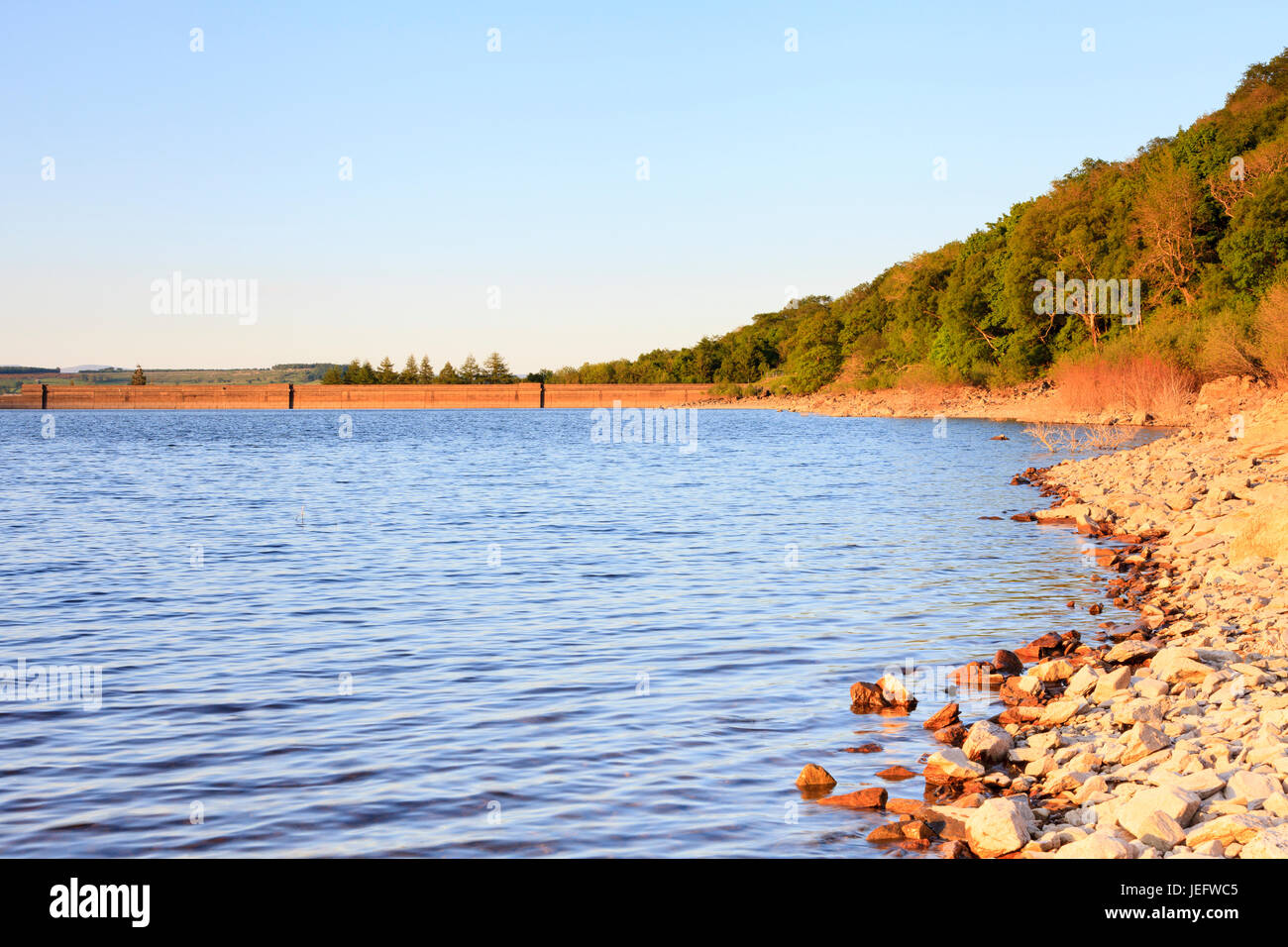 Scafell Dam. Scafell serbatoio e dam giacciono in inglese il Parco Nazionale del Distretto dei Laghi. Il serbatoio fornisce acqua alla città di Manchester. Foto Stock