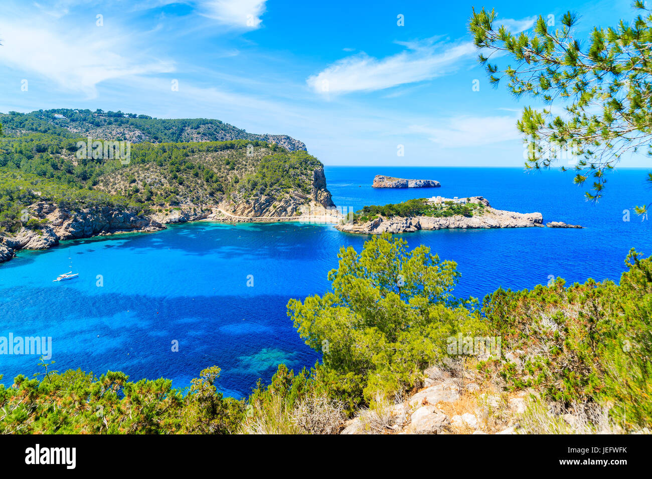 Vista stupefacente di Ibiza costa settentrionale tra Cala Xarraca bay e Cala Benirras bay, Spagna Foto Stock