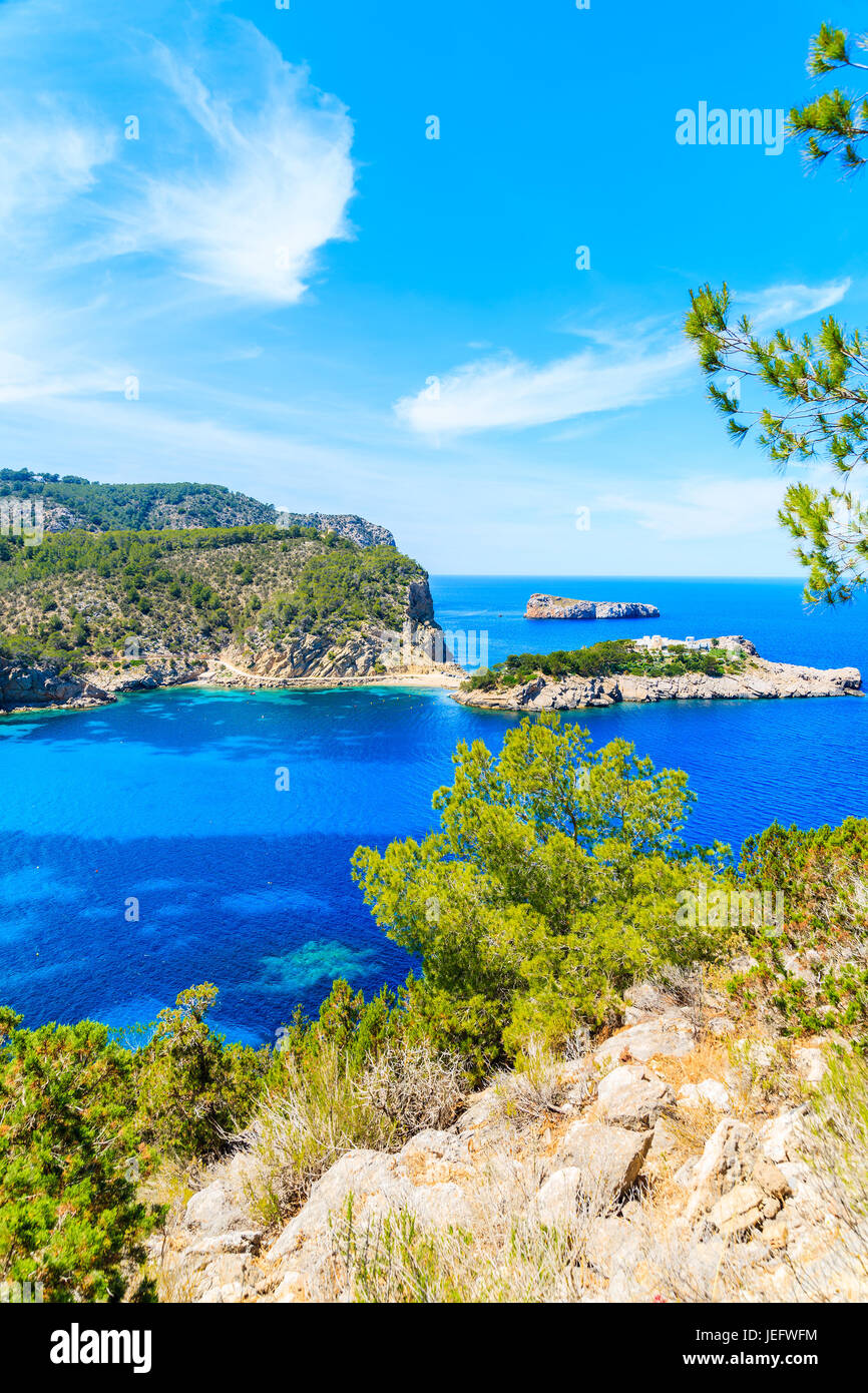 Vista stupefacente di Ibiza costa settentrionale tra Cala Xarraca bay e Cala Benirras bay, Spagna Foto Stock