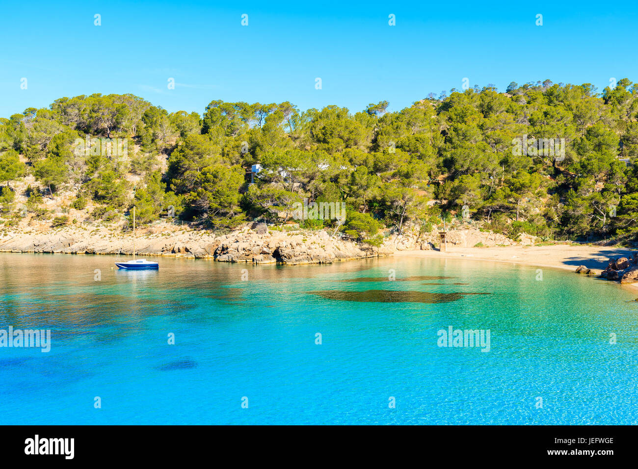 Vista della bellissima spiaggia di Cala Salada famoso per il suo azzurro mare cristallino acqua, isola di Ibiza, Spagna Foto Stock