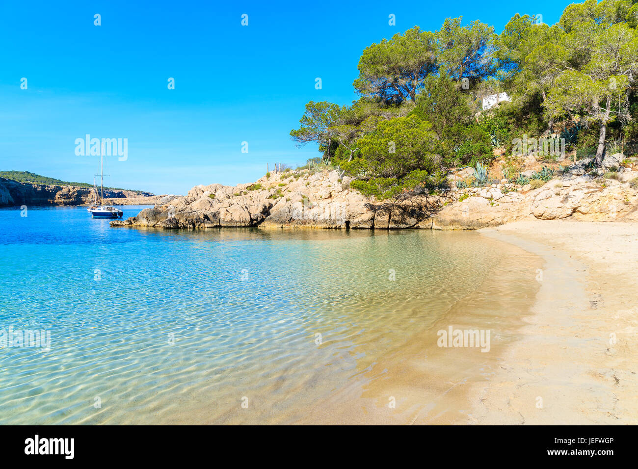 Vista della bellissima spiaggia di Cala Salada famoso per il suo azzurro mare cristallino acqua, isola di Ibiza, Spagna Foto Stock