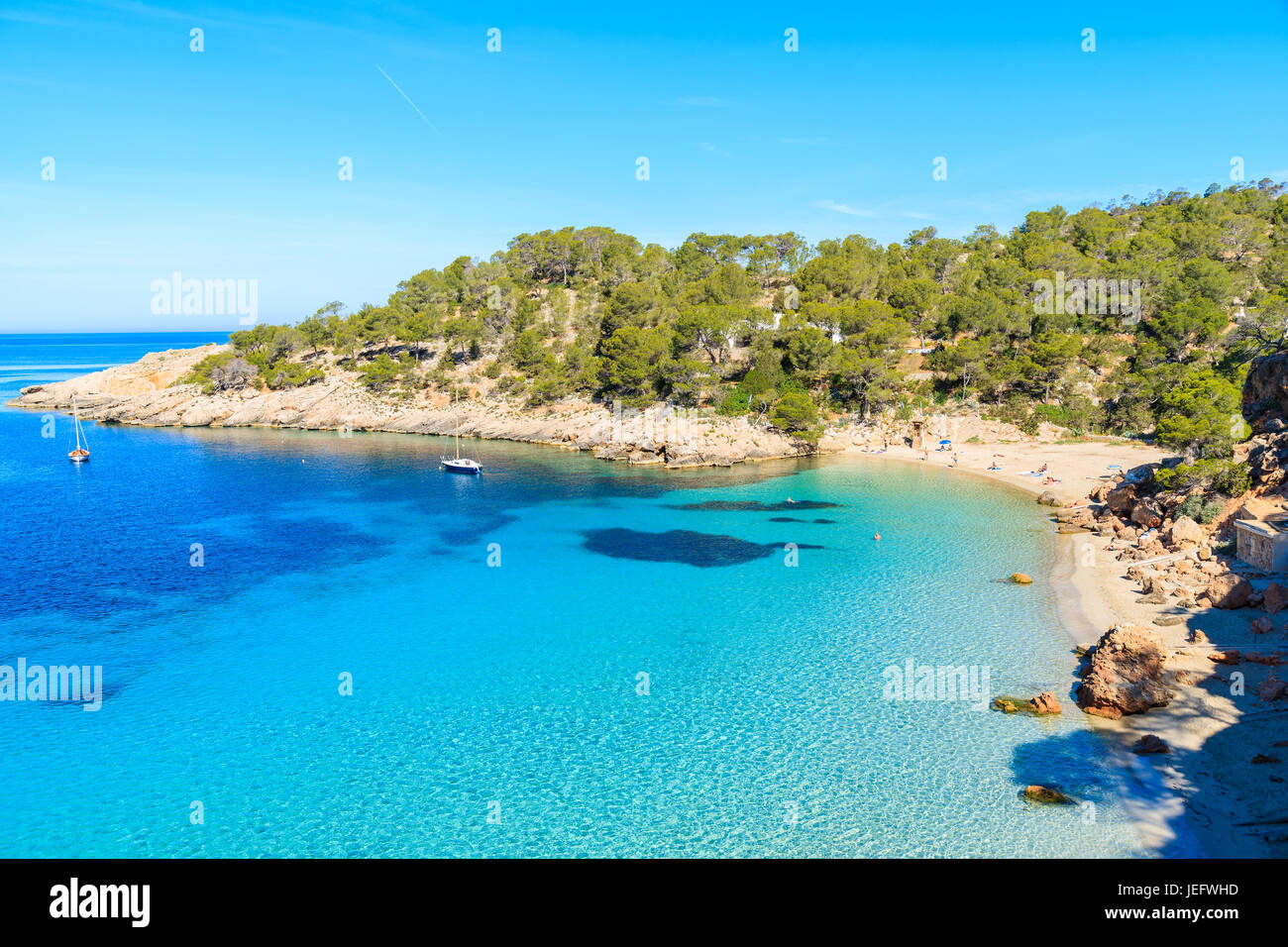 Vista della bellissima spiaggia di Cala Salada famoso per il suo azzurro mare cristallino acqua, isola di Ibiza, Spagna Foto Stock
