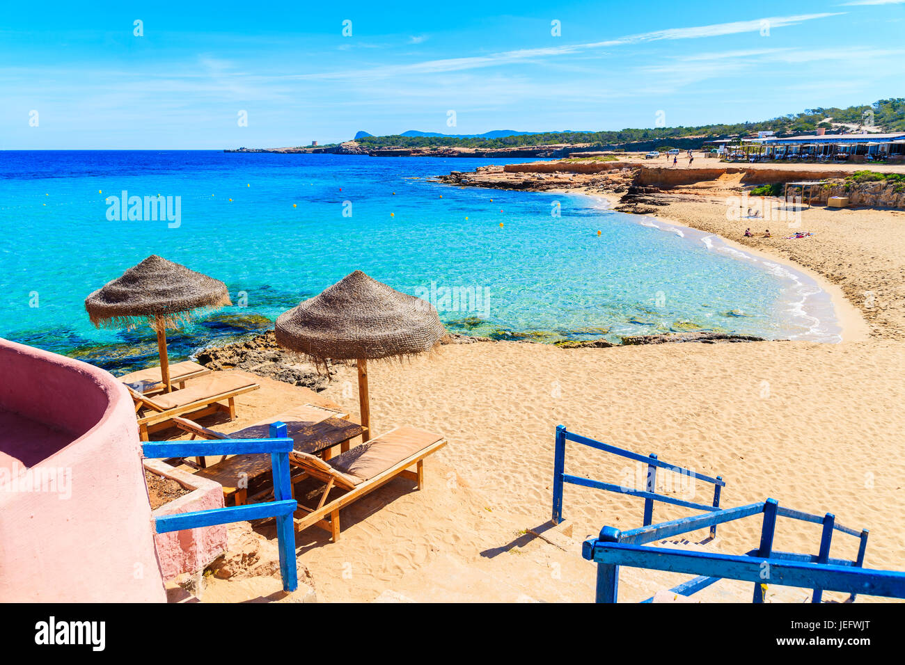 Passi da coastal bar a Cala Comte beach, isola di Ibiza, Spagna Foto Stock