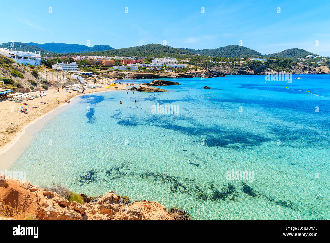 Vista di Cala Tarida bay e la spiaggia, isola di Ibiza, Spagna Foto Stock