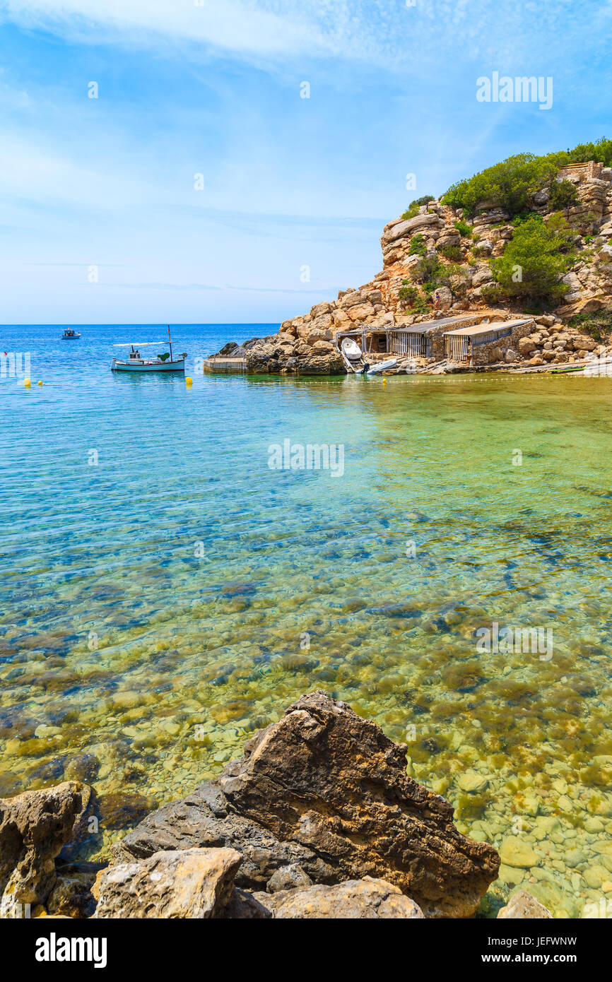 Vista della bellissima Cala Carbo baia con mare verde smeraldo acqua, isola di Ibiza, Spagna Foto Stock