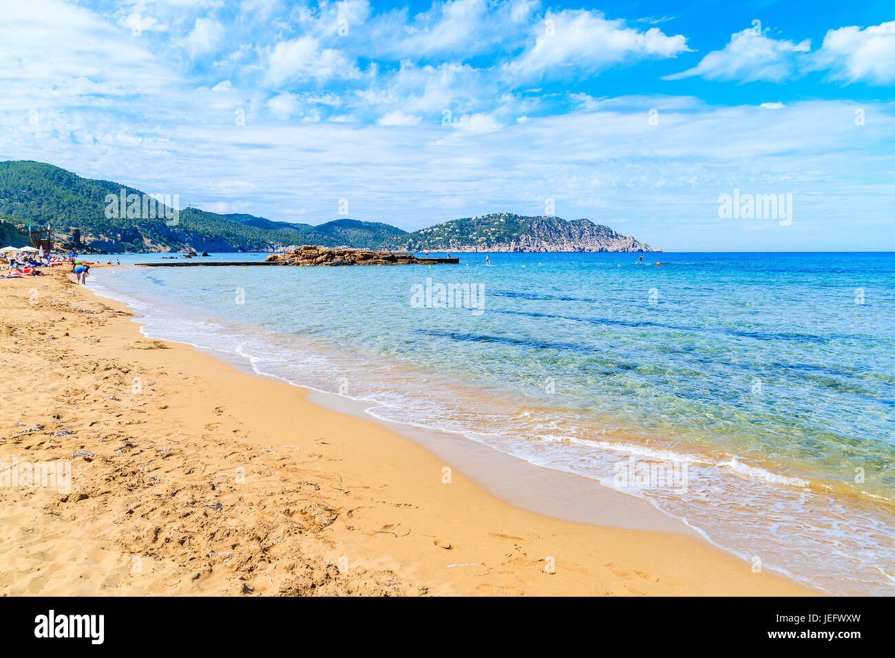 Sabbiosa spiaggia di Es Figueral, isola di Ibiza, Spagna Foto Stock