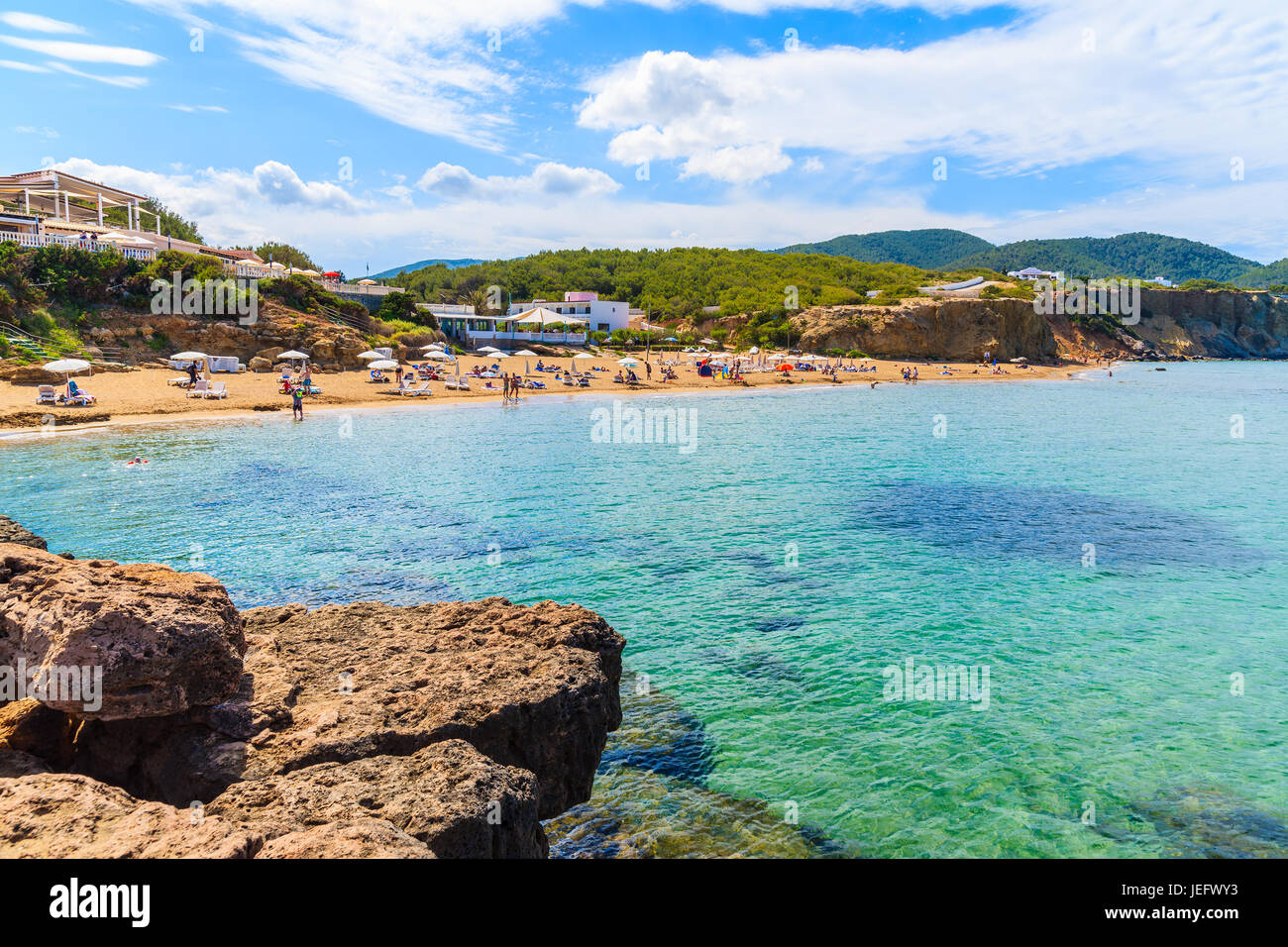 Vista della spiaggia in sabbia di Es Figueral beach con i turisti a prendere il sole, isola di Ibiza, Spagna Foto Stock