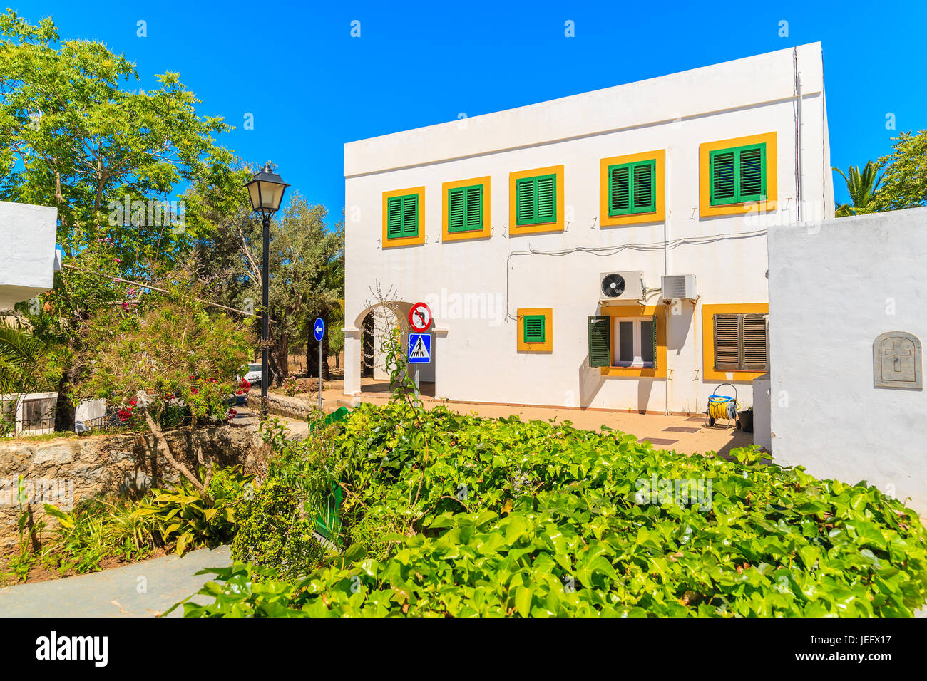 Tipico stile spagnolo edificio sulla strada di Sant Josep de sa Talaia town, isola di Ibiza, Spagna Foto Stock