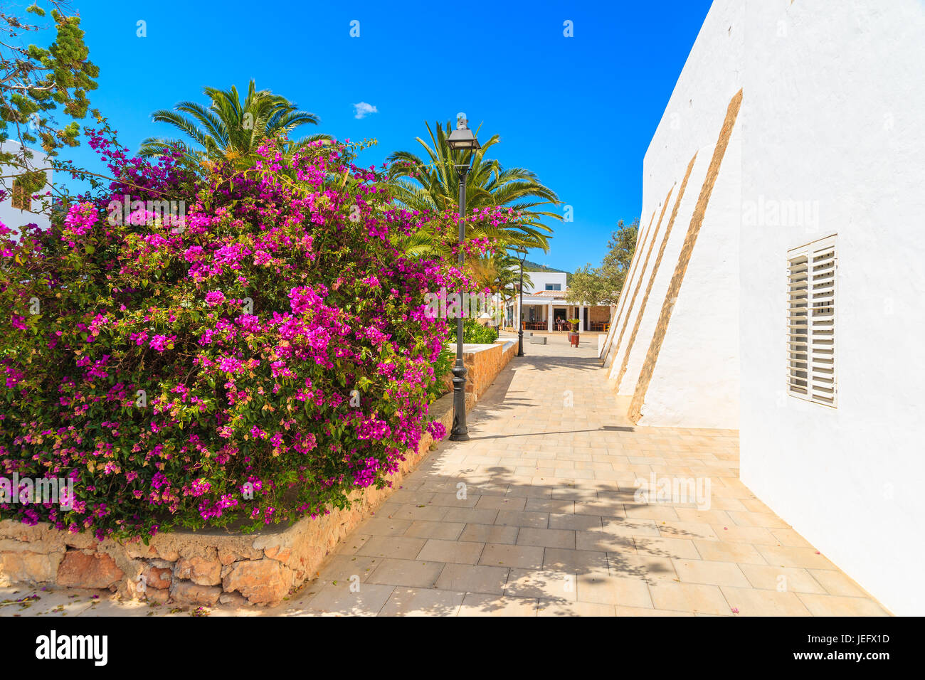 Tipica chiesa bianca e palme in Es Cubells village, isola di Ibiza, Spagna Foto Stock
