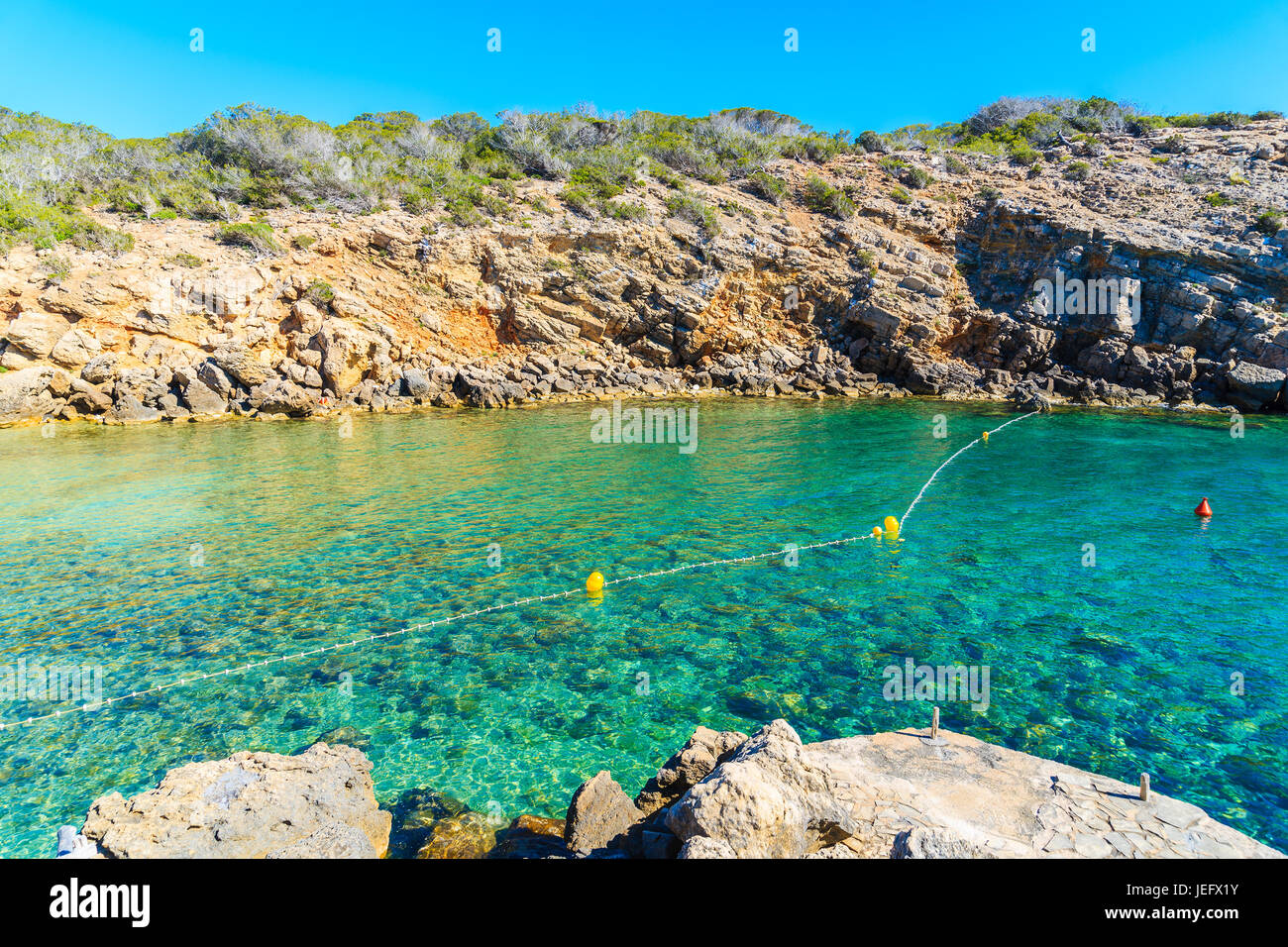 Vista della bellissima Cala Carbo baia con mare verde smeraldo acqua, isola di Ibiza, Spagna Foto Stock