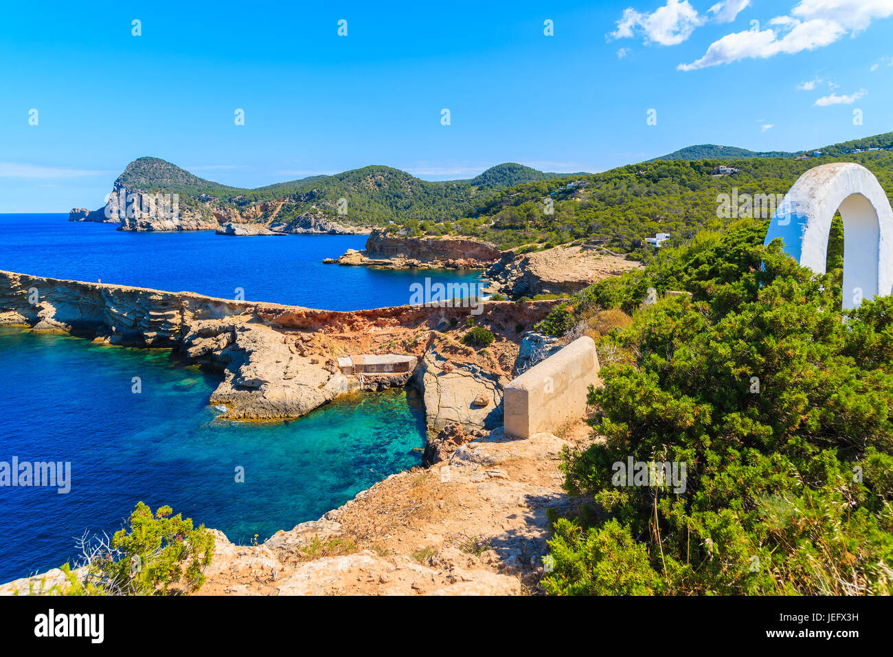 Arco bianco porta sul sentiero costiero di Punta Galera baia circondata da incredibili formazioni di pietra, isola di Ibiza, Spagna Foto Stock