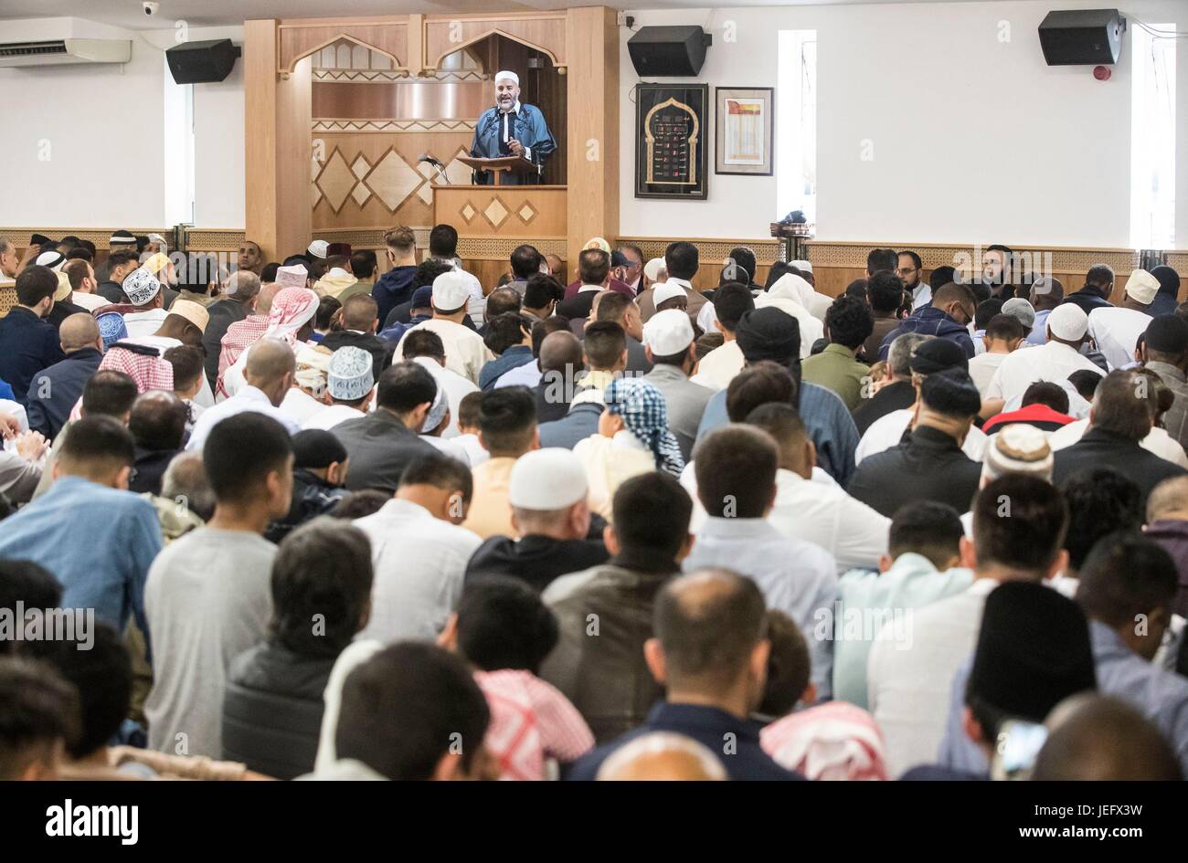 L Imam Dr Mohammed Taher seguendo la preghiera di Eid, che segna la fine del Ramadan e l'inizio di Eid, a Leeds grande moschea nello Yorkshire. Foto Stock