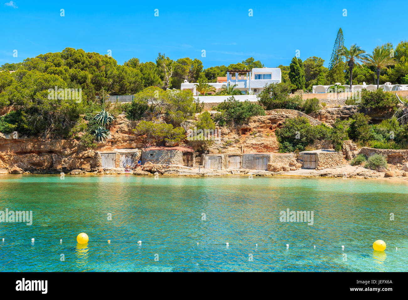 Tipica casa bianca sulla costa di Cala Gracio bay, isola di Ibiza, Spagna Foto Stock