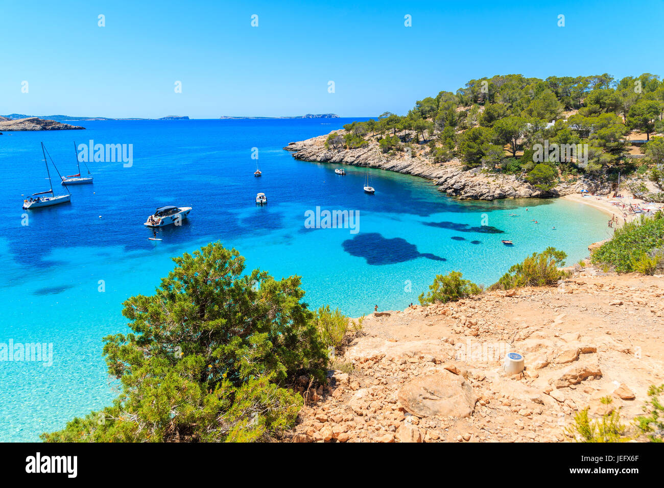 Vista della bellissima spiaggia di Cala Salada bay famosa per il suo azzurro mare cristallino acqua, isola di Ibiza, Spagna Foto Stock