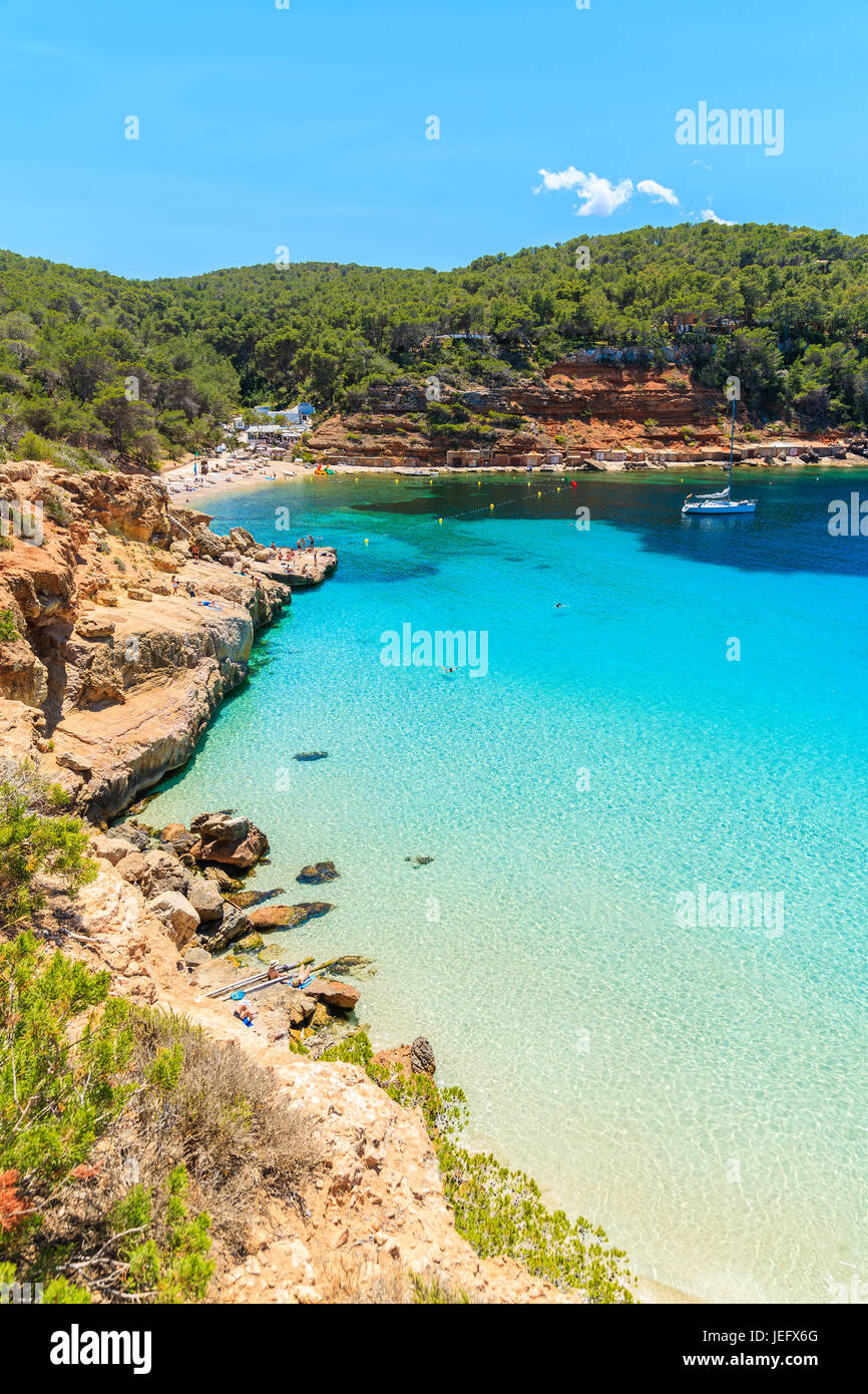 Vista della bellissima spiaggia di Cala Salada bay famosa per il suo azzurro mare cristallino acqua, isola di Ibiza, Spagna Foto Stock