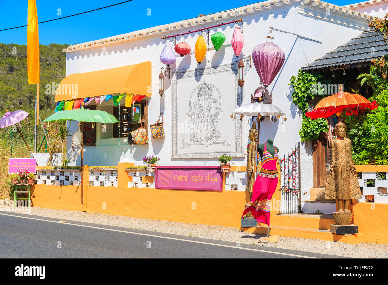 Isola di Ibiza, Spagna - 20 Maggio 2017: negozio indiano con vestiti sulla strada di Sant Carles de Peralta villaggio sull isola di Ibiza, Spagna. Foto Stock