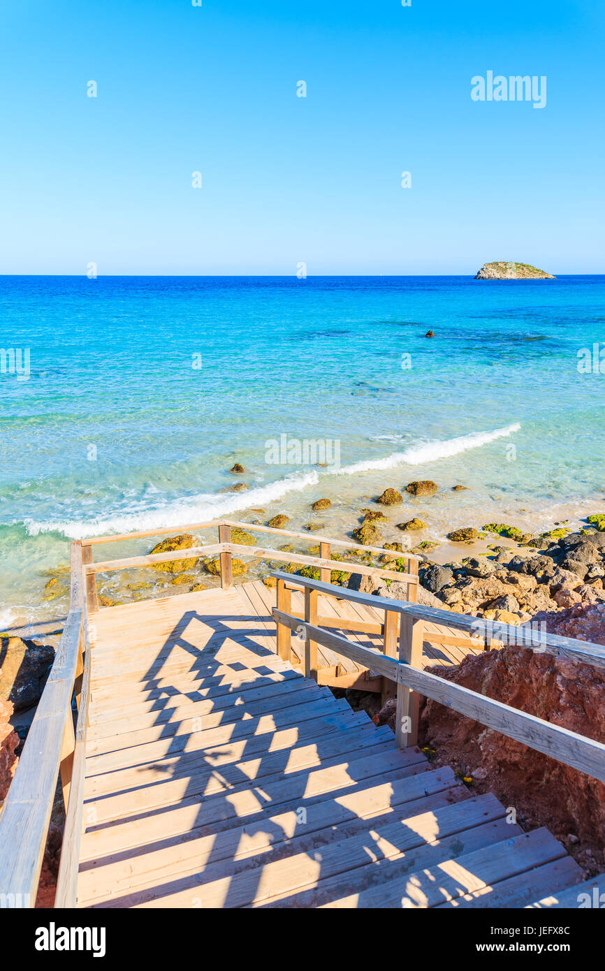 Gradini In Legno Alla Spiaggia Di Cala Nova Su Soleggiate