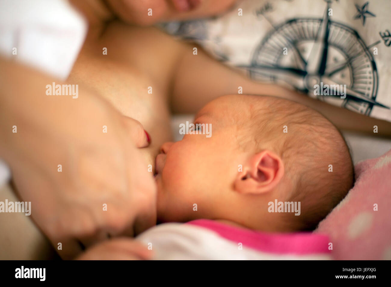 Allattamento neonato Foto Stock