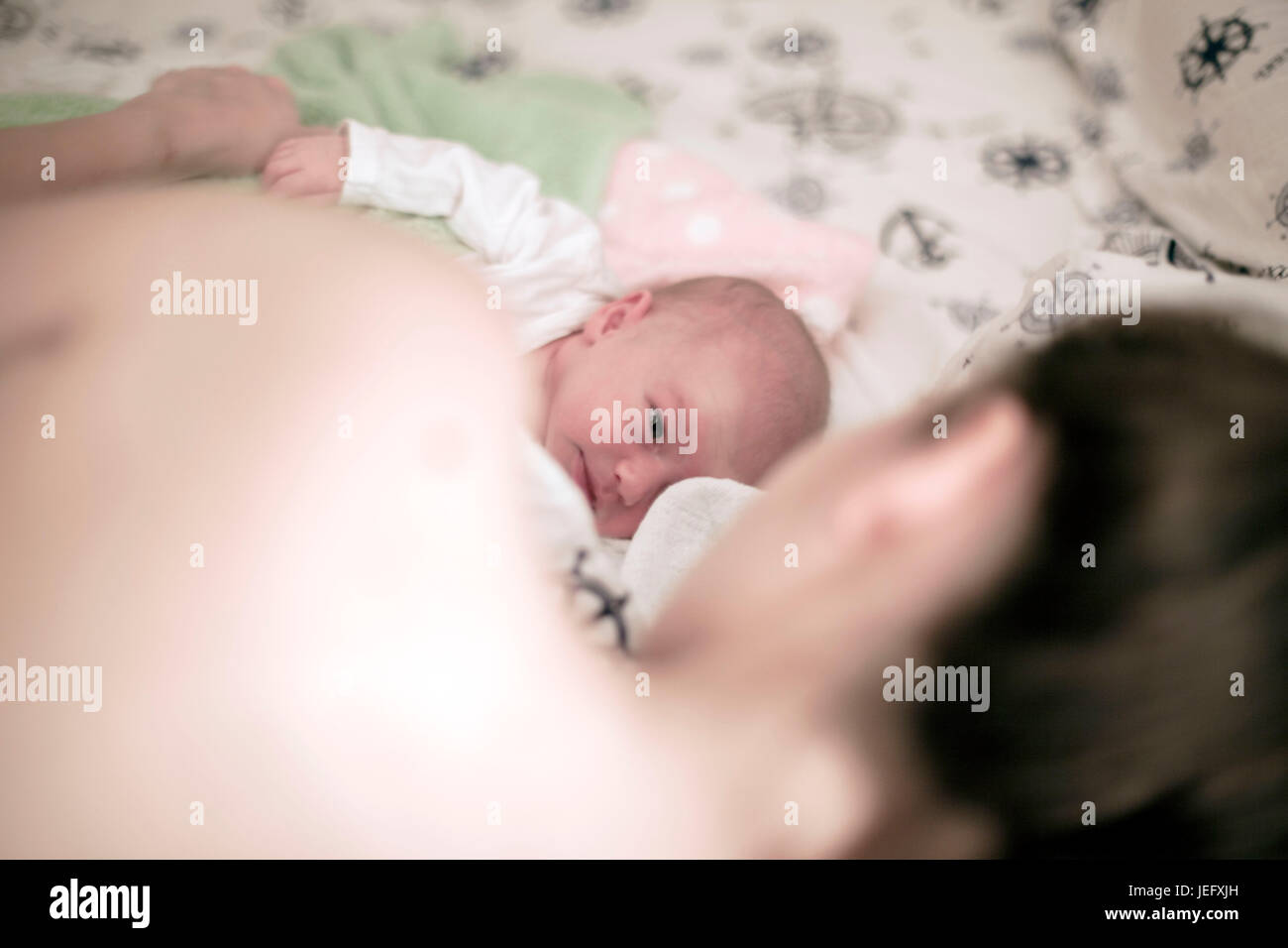 Sleeping neonato in madre abbraccio Foto Stock