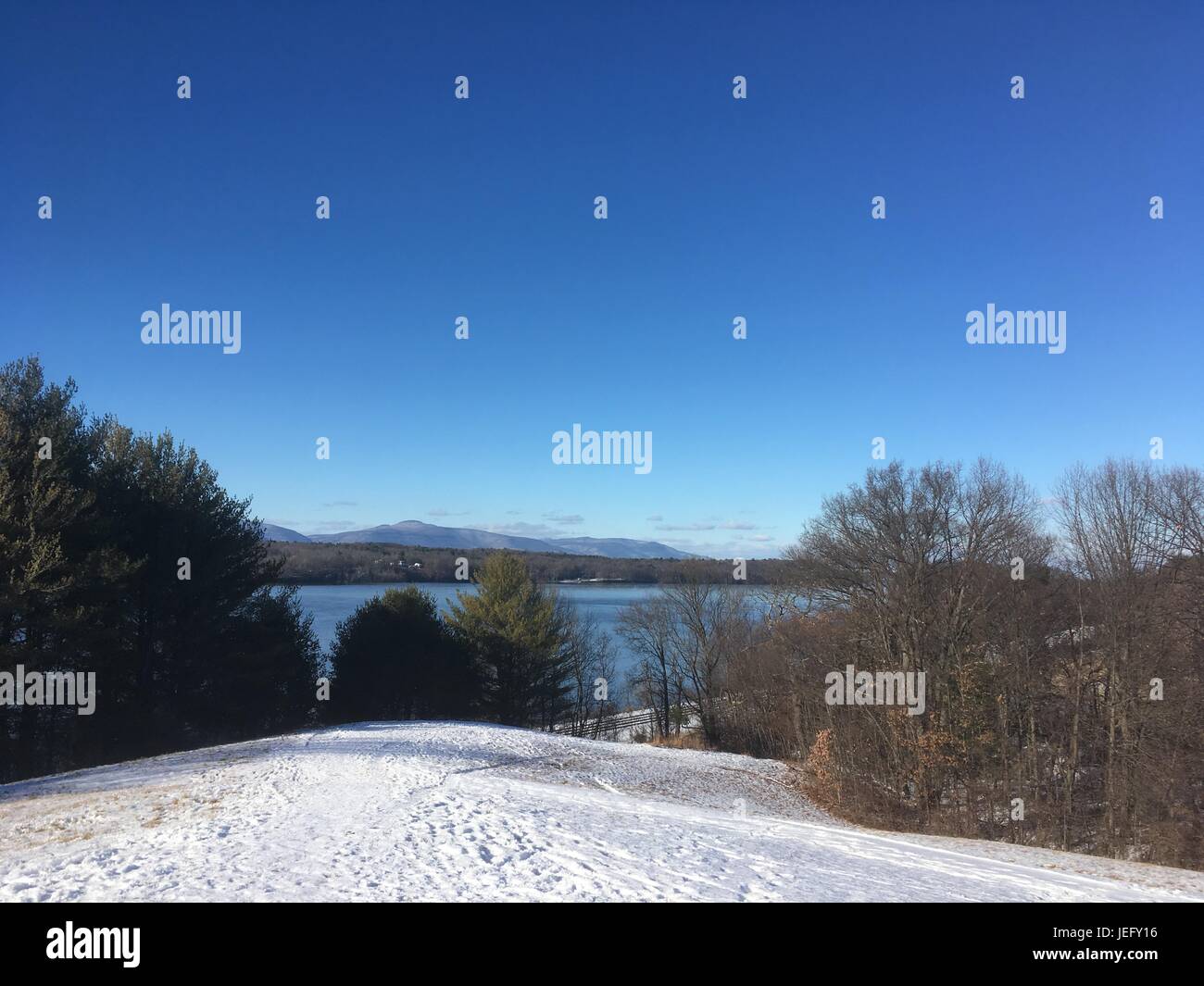 Sentiero pedonale del poeta nuovo Red Hook, New York coperto di neve. Cielo blu senza nuvole, montagne innevate e il fiume Hudson in una giornata di sole. Foto Stock
